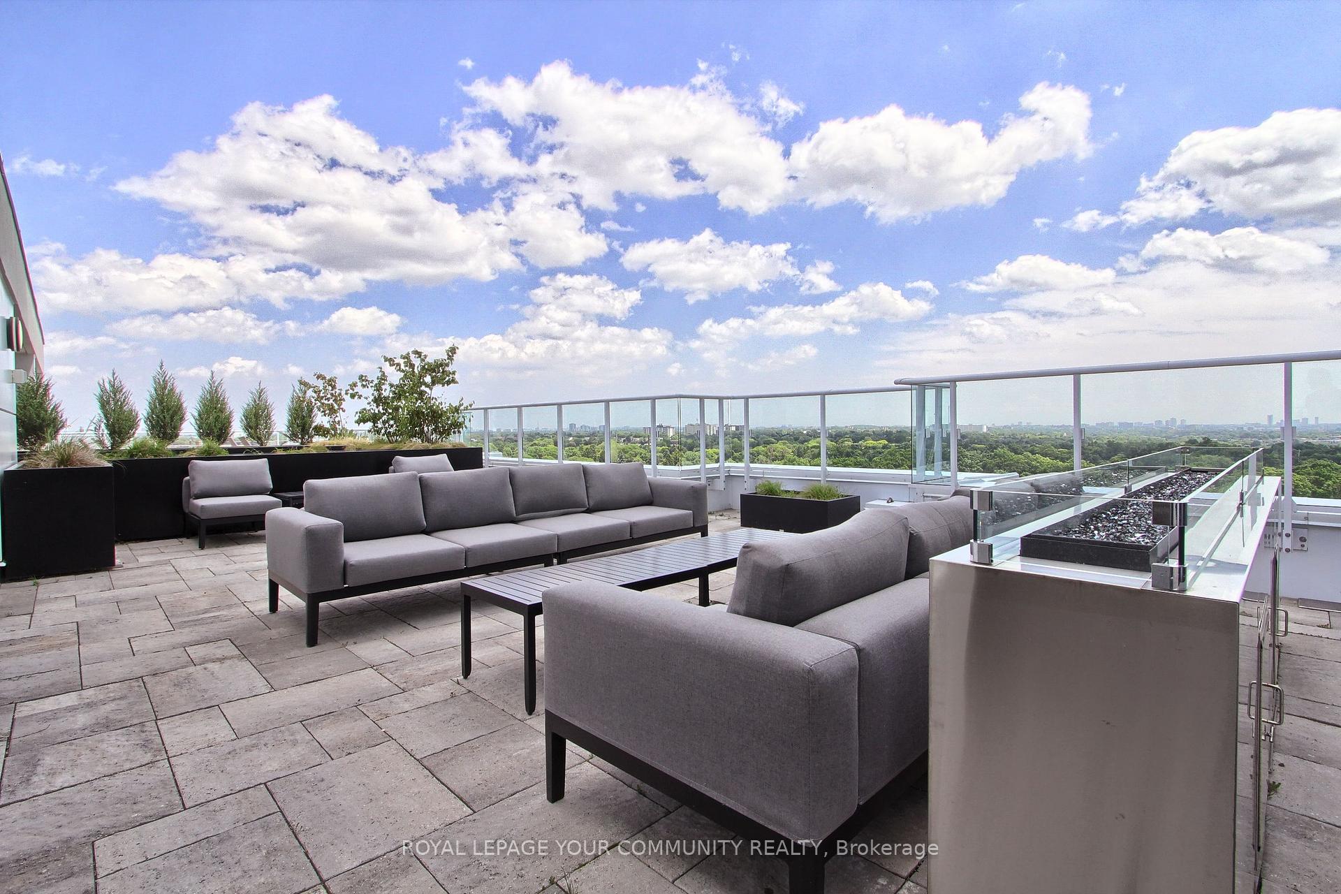 2 Bedrooms Condo at 10 Deerlick, Toronto For sale