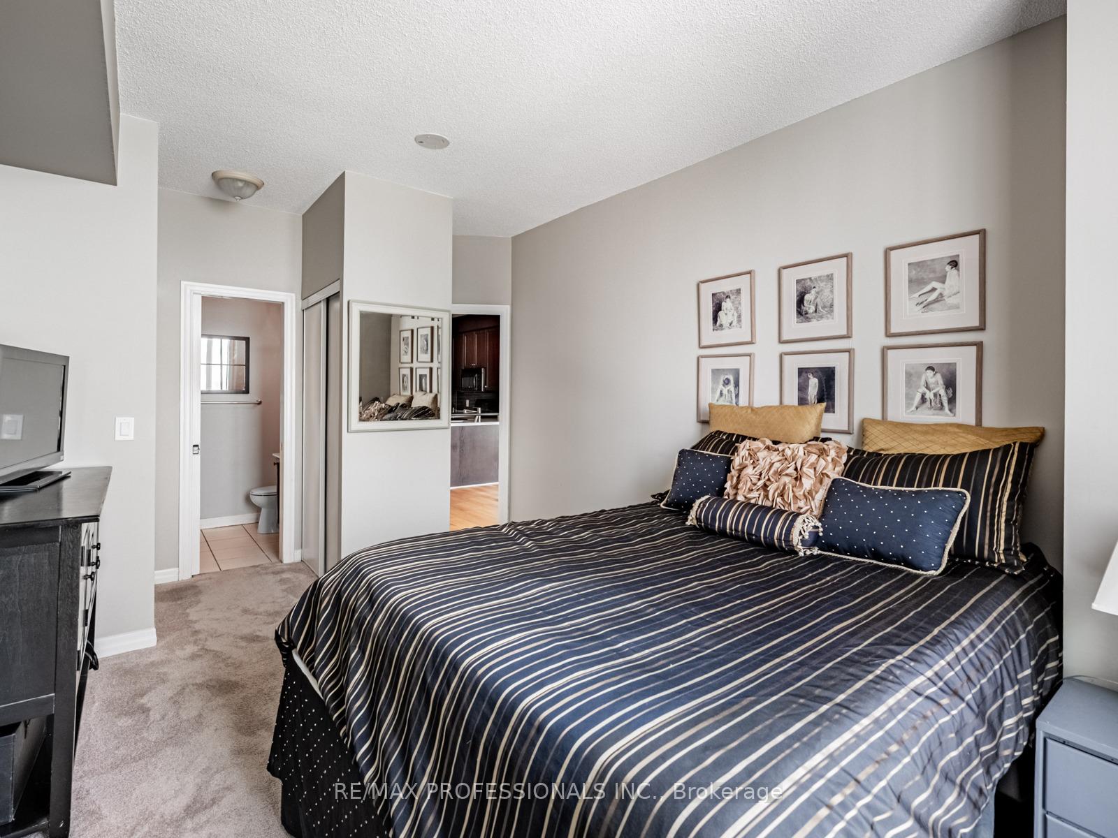 2 Bedrooms Condo at 3939 Duke of York, Mississauga For sale