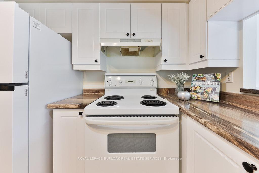 2 Bedrooms Condo at 216E Plains, Burlington For sale