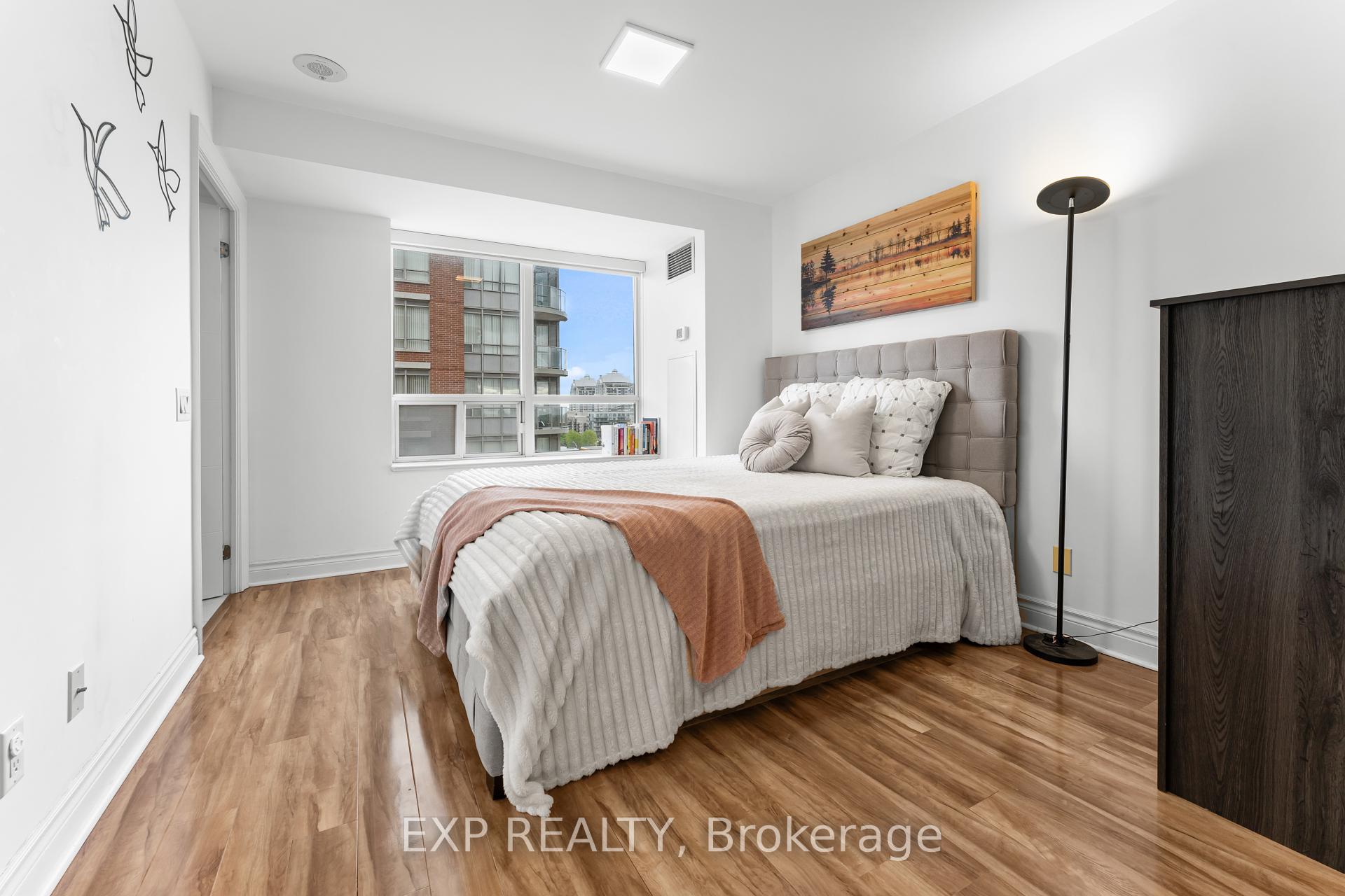 3 Bedrooms Condo at 2 Clairtrell, Toronto For sale