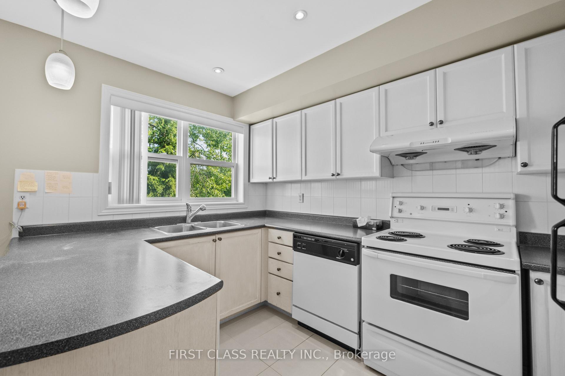 4 Bedrooms Condo at 10A Leaside Park, Toronto For sale