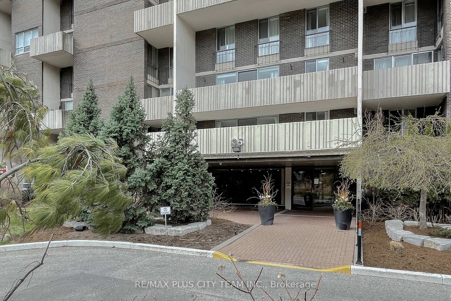 4 Bedrooms Condo at 35 Ormskirk, Toronto For sale