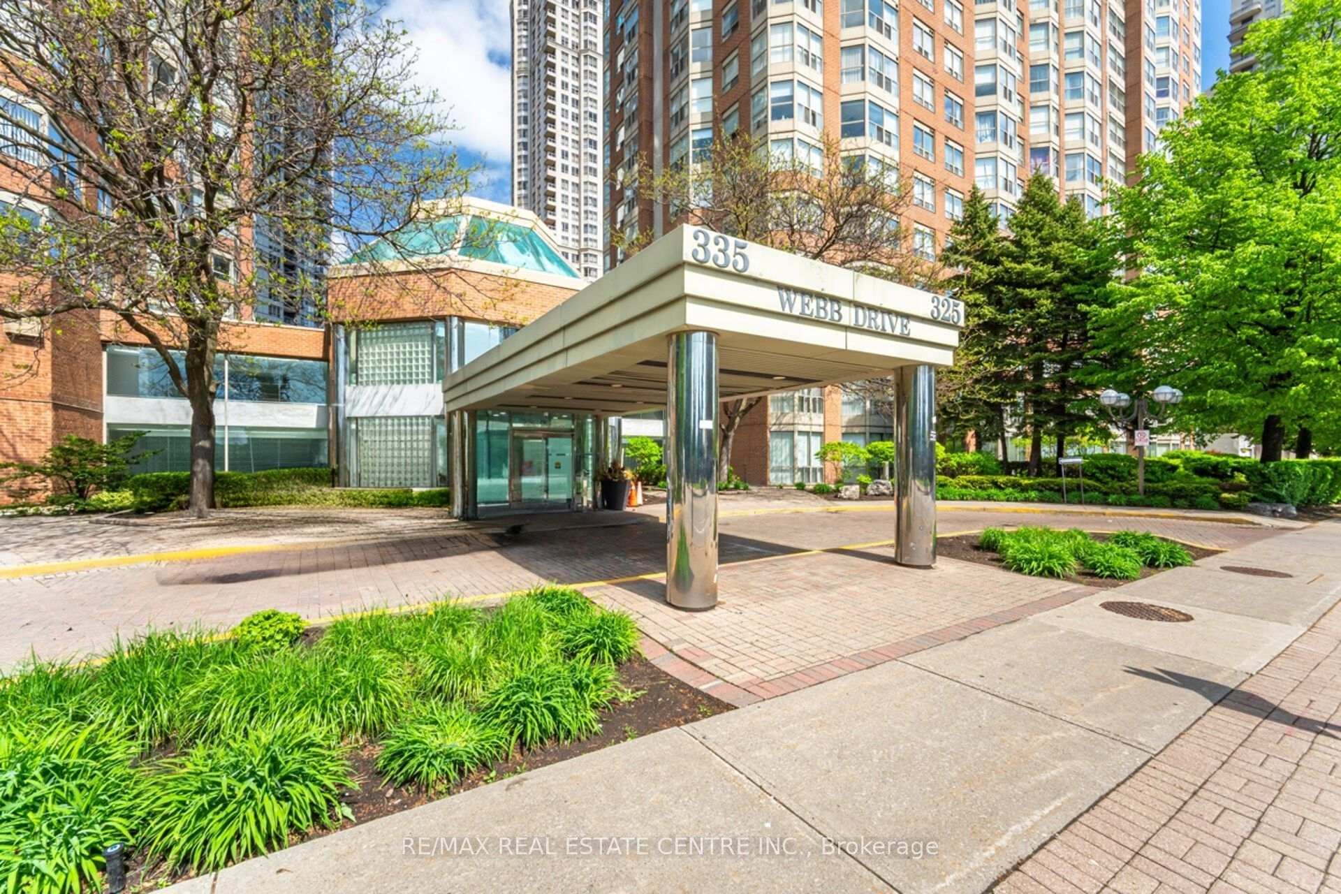 3 Bedrooms Condo at 335 Webb, Mississauga For sale