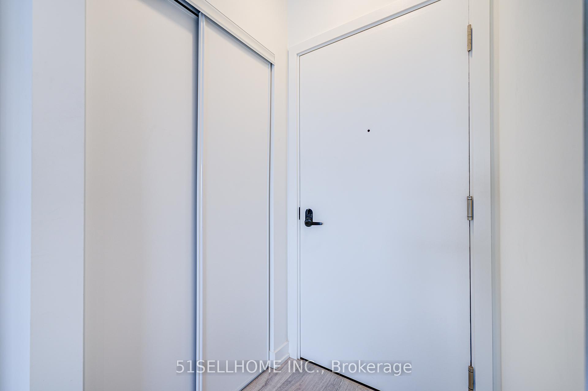 2 Bedrooms Condo at 215 Lakeshore,  Mississauga For sale
