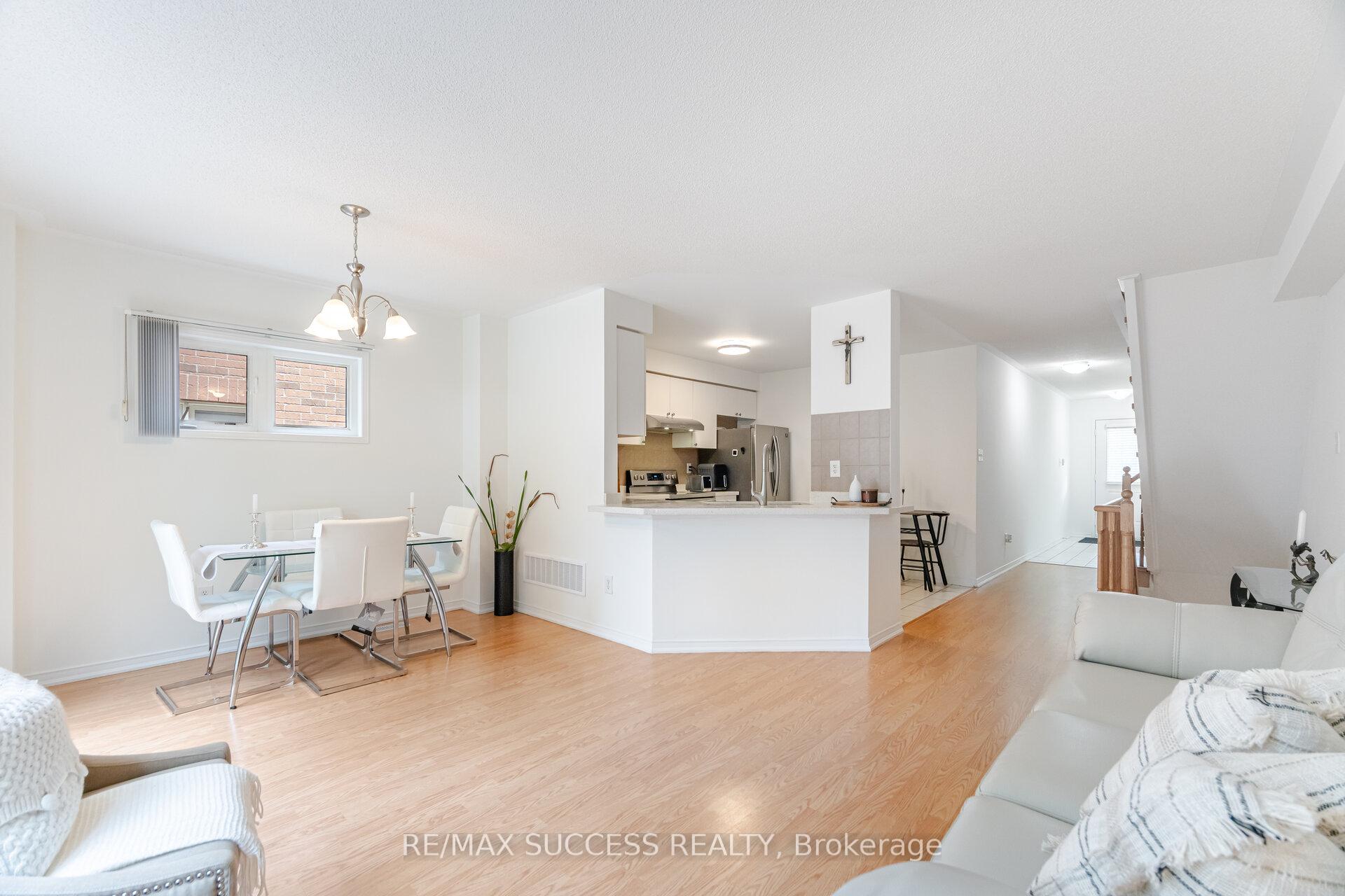 3 Bedrooms Condo at 5255 Palmetto, Mississauga For sale
