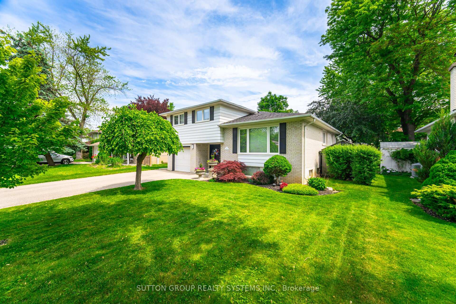 11 Richmond Drive, Brampton, ON L6W 2E7