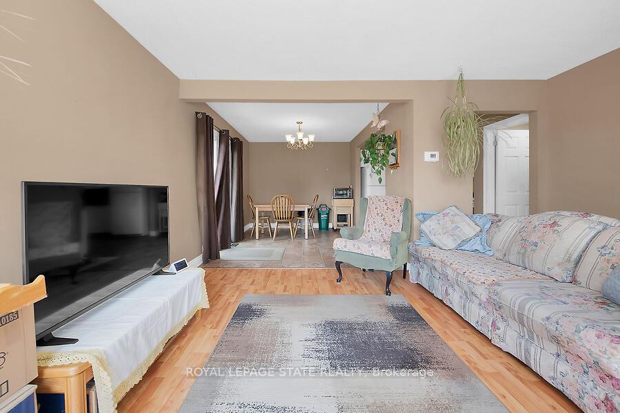 3 Bedrooms Condo at 977 Francis,  Burlington For sale