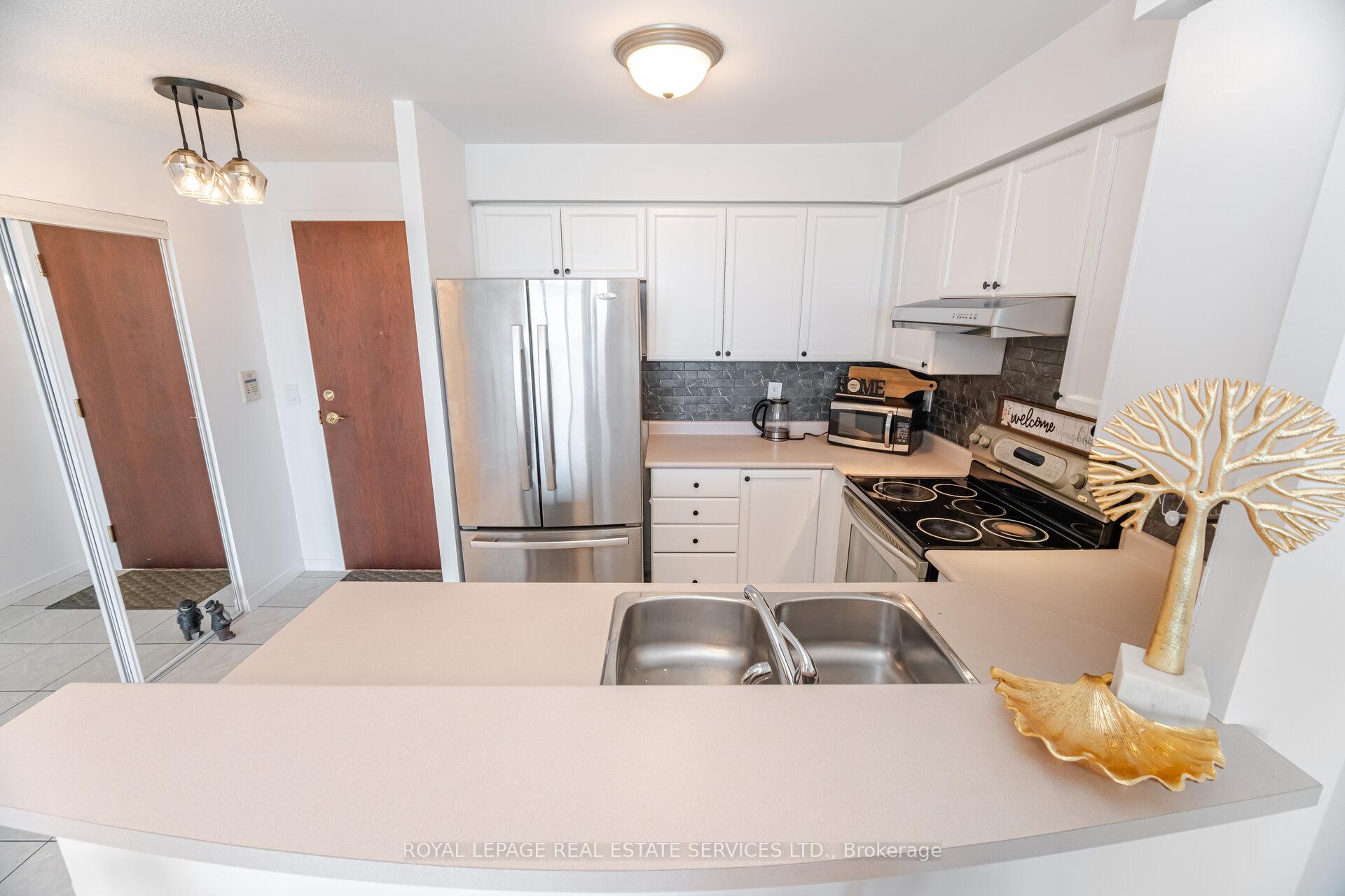 2 Bedrooms Condo at 2585 Erin Centre,  Mississauga For sale