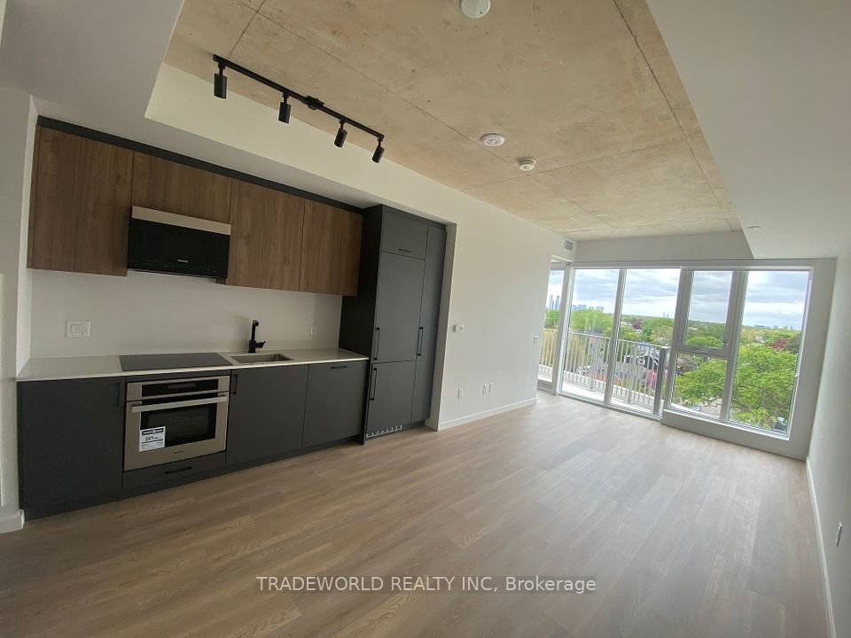 689 The Queensway