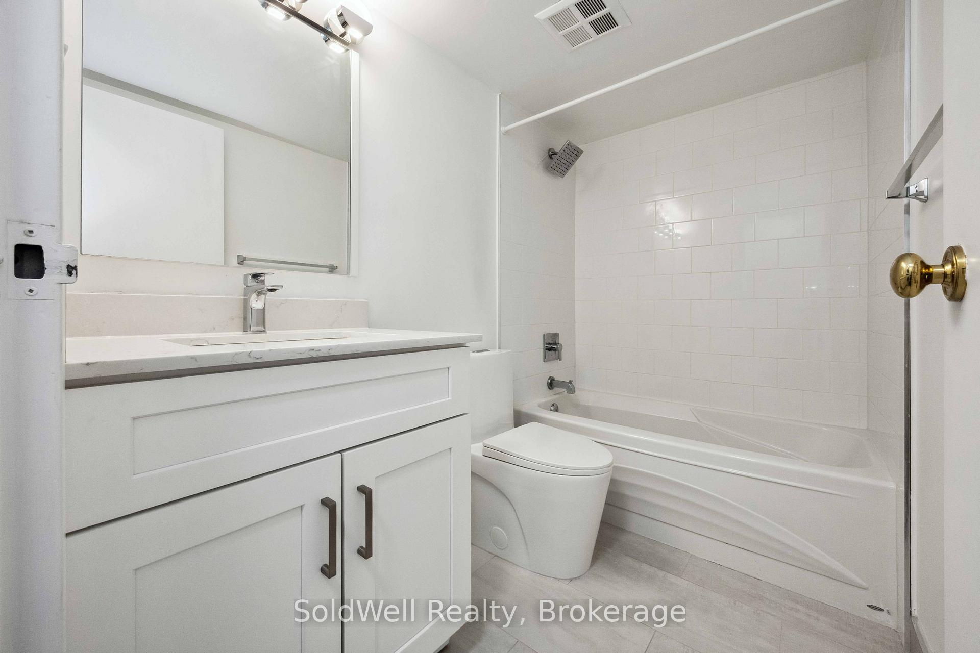 2 Bedrooms Condo at 25 Grenville,  Toronto For sale