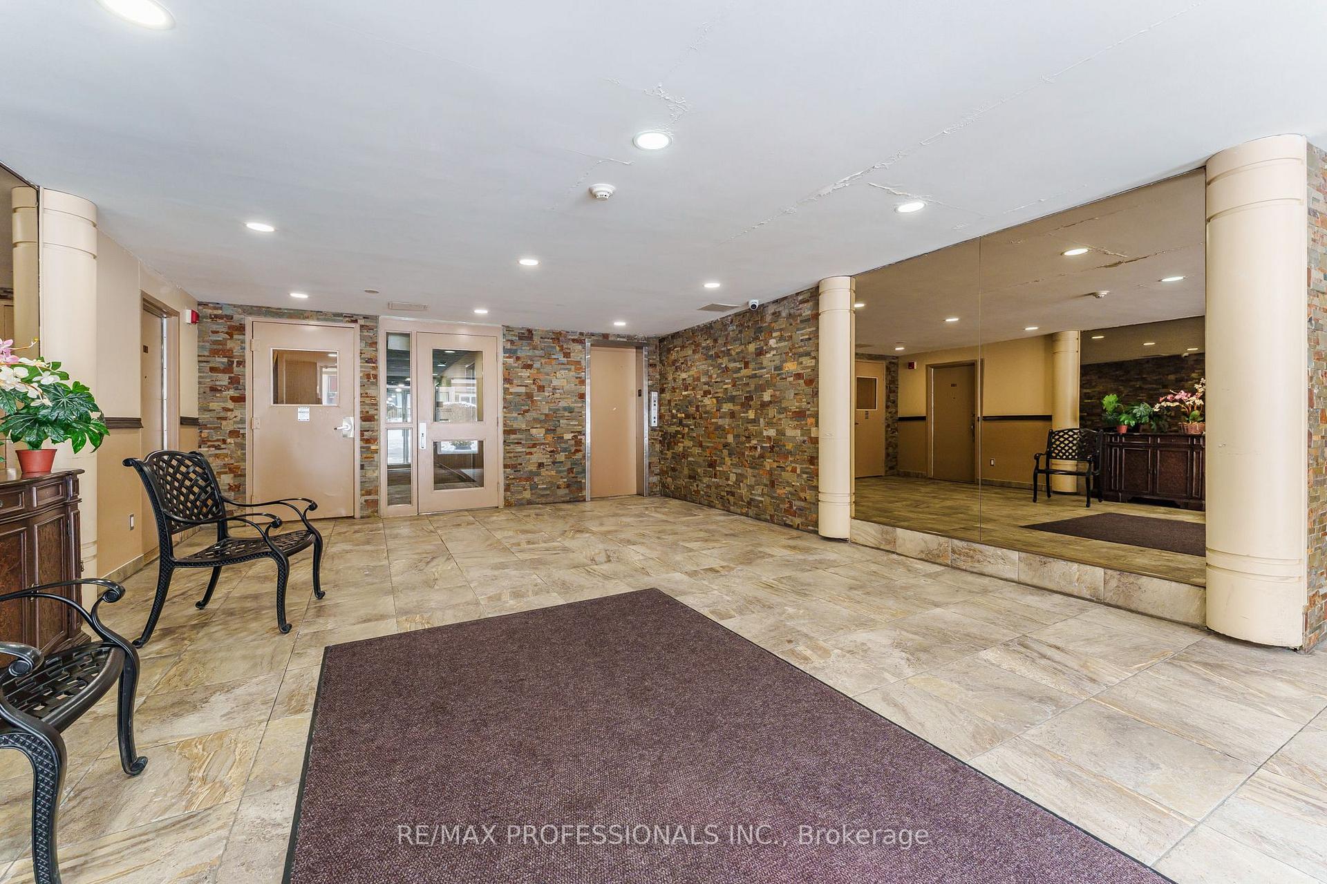 3 Bedrooms Condo at 2095 Roche, Mississauga For sale
