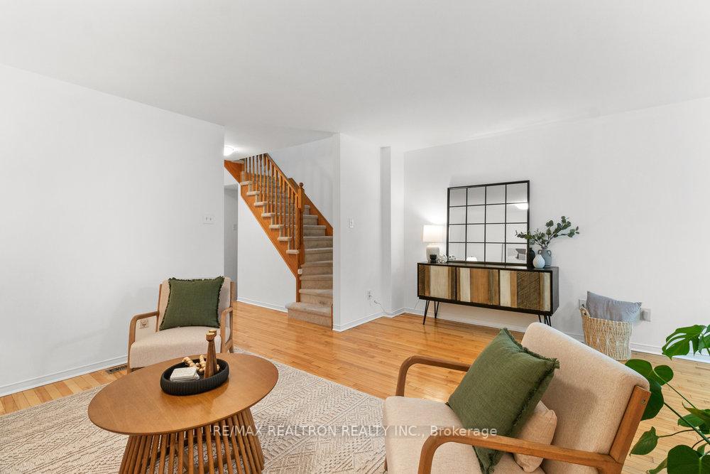 4 Bedrooms Condo at 31 Treeland, Toronto For sale