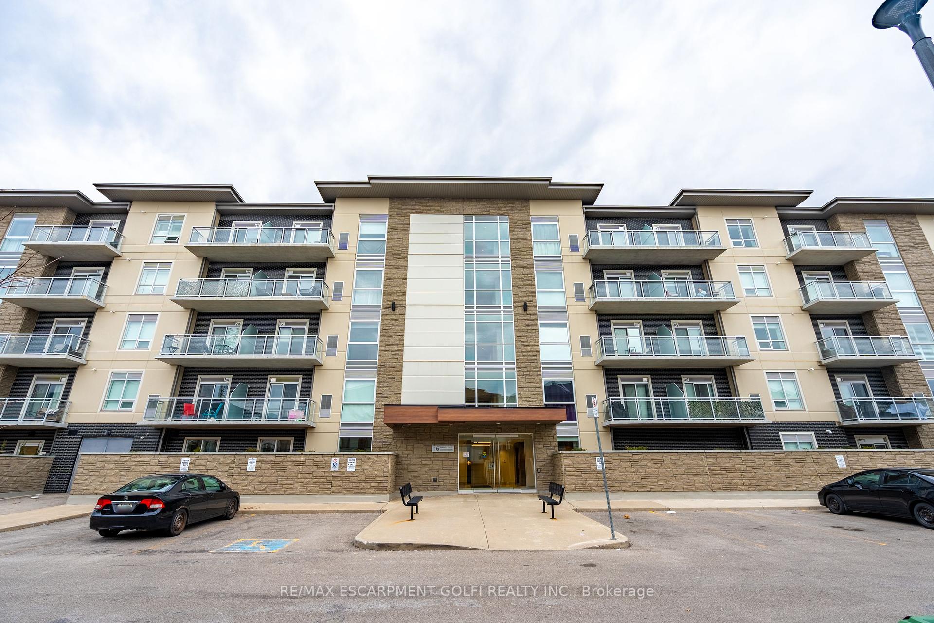 2 Bedrooms Condo at 16 Markle, Hamilton For sale