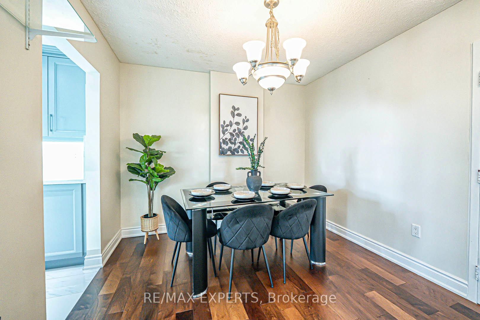 3 Bedrooms Condo at 1625 Bloor, Mississauga For sale