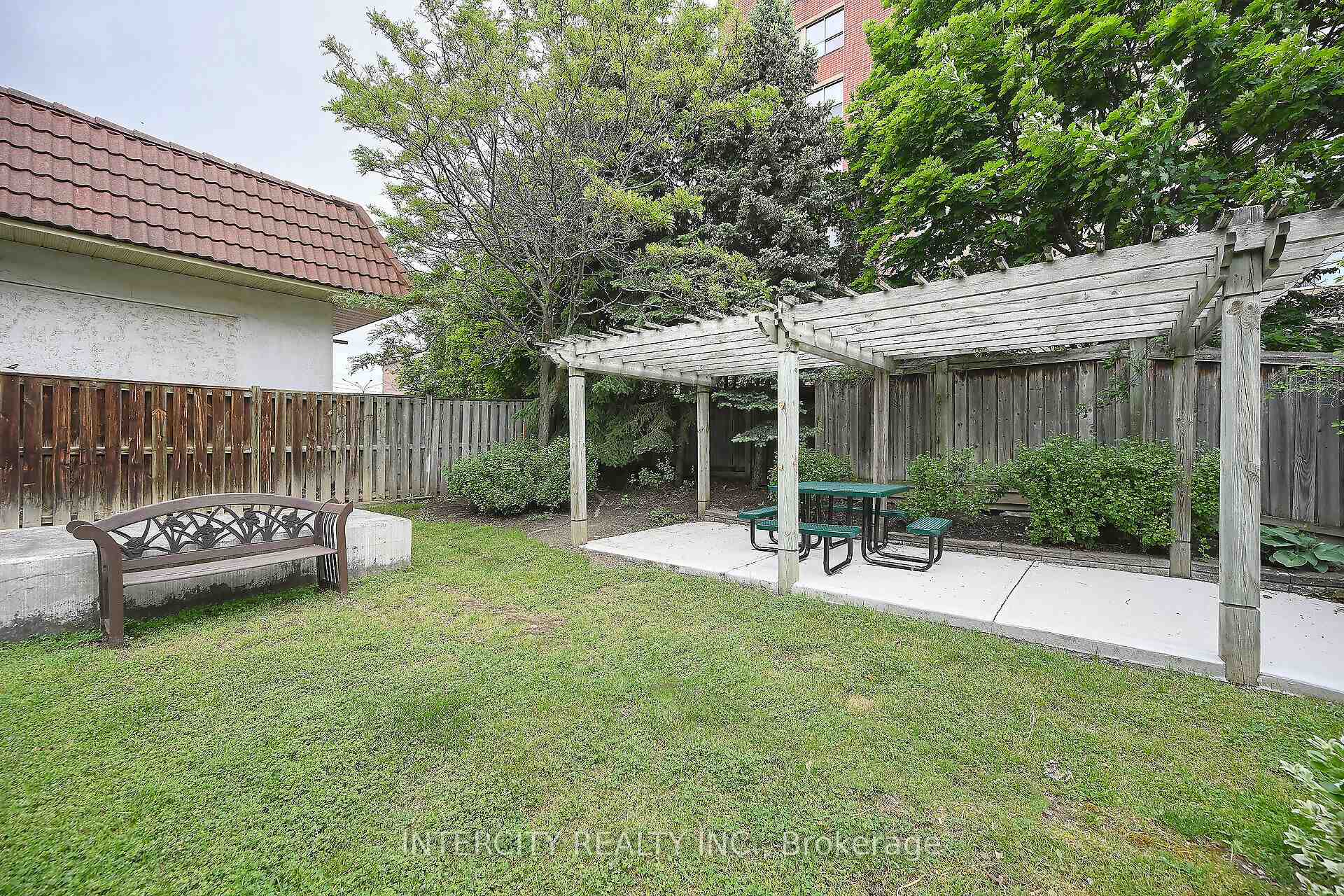 3 Bedrooms Condo at 32 Tannery, Mississauga For sale