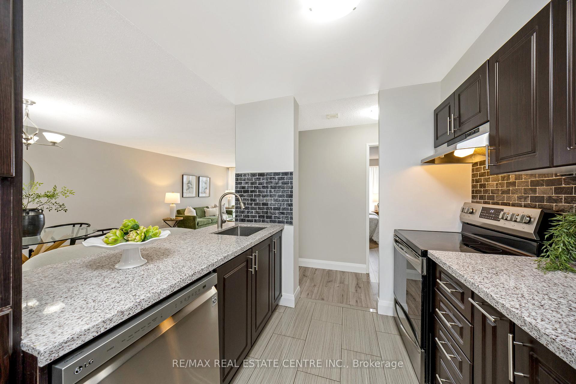 2 Bedrooms Condo at 4185 Shipp, Mississauga For sale