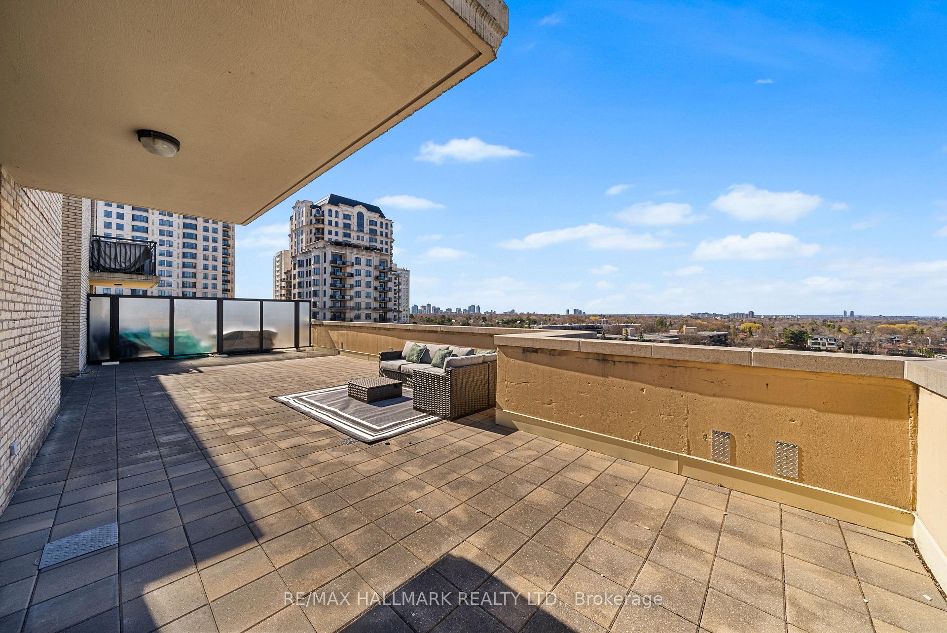 2 Bedrooms Condo at 676 Sheppard, Toronto For sale