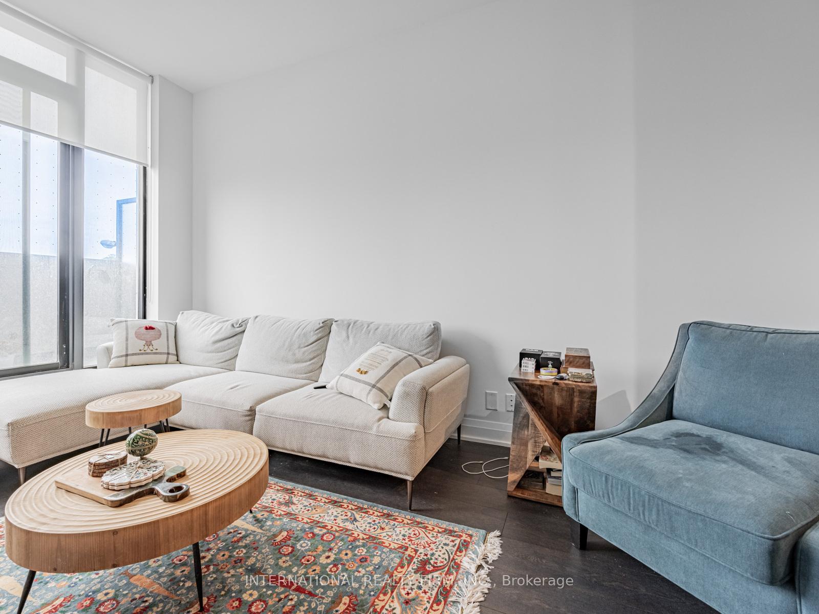 2 Bedrooms Condo at 33 Frederick Todd, Toronto For sale