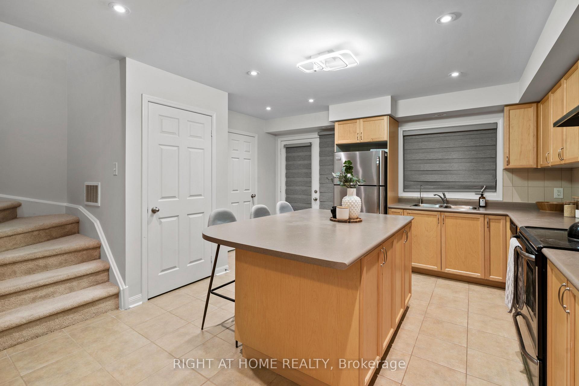 3 Bedrooms Condo at 5650 Winston Churchhill, Mississauga For sale