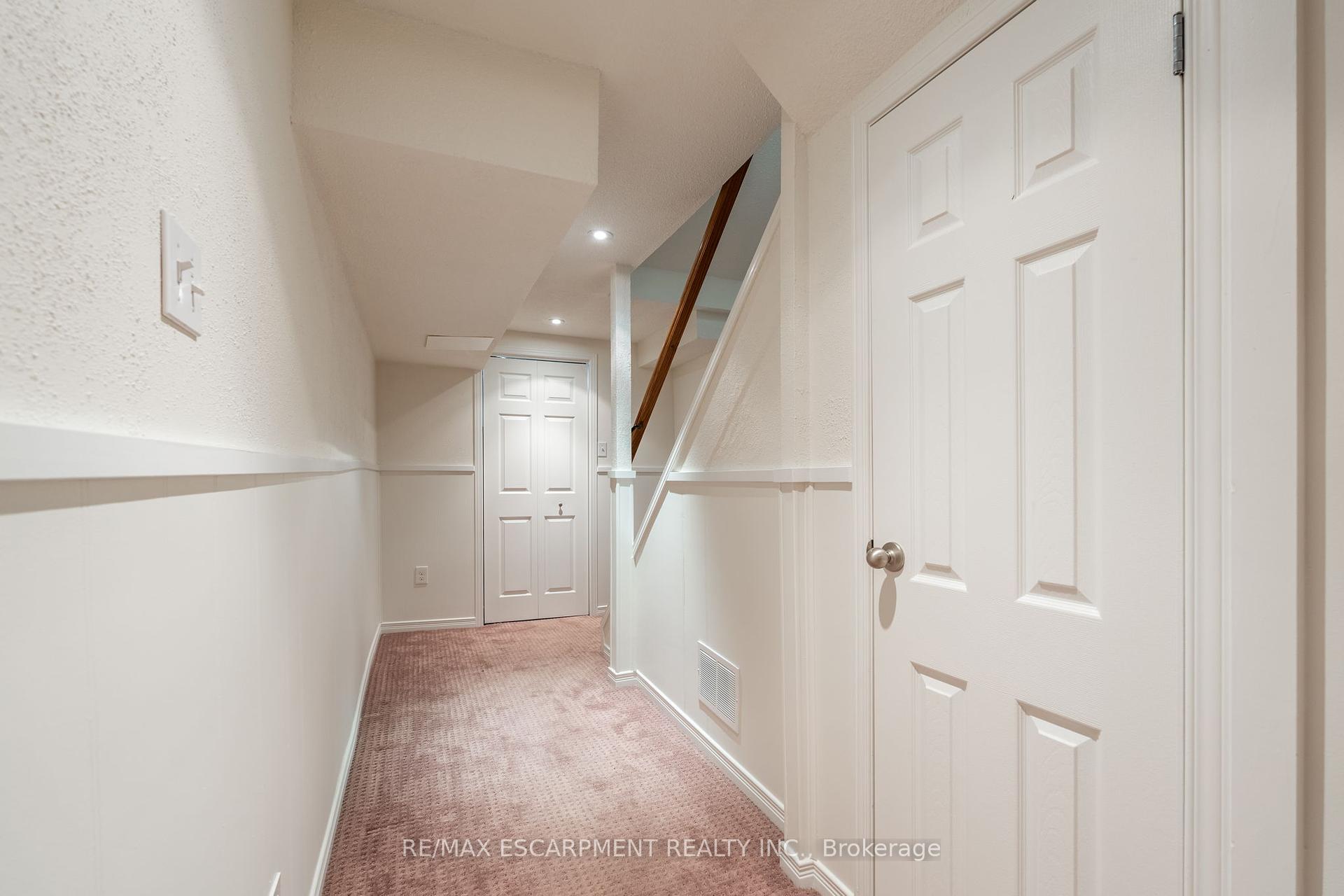 3 Bedrooms Condo at 2301 Cavendish, Burlington For sale