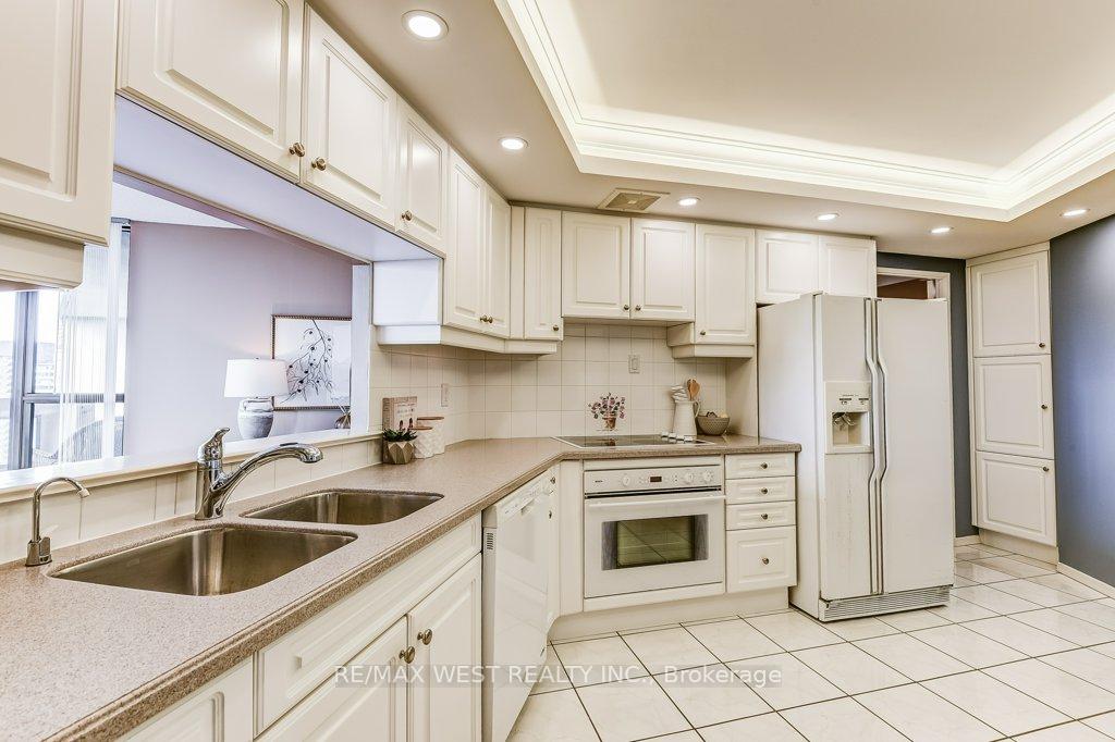 3 Bedrooms Condo at 2000 Islington, Toronto For sale