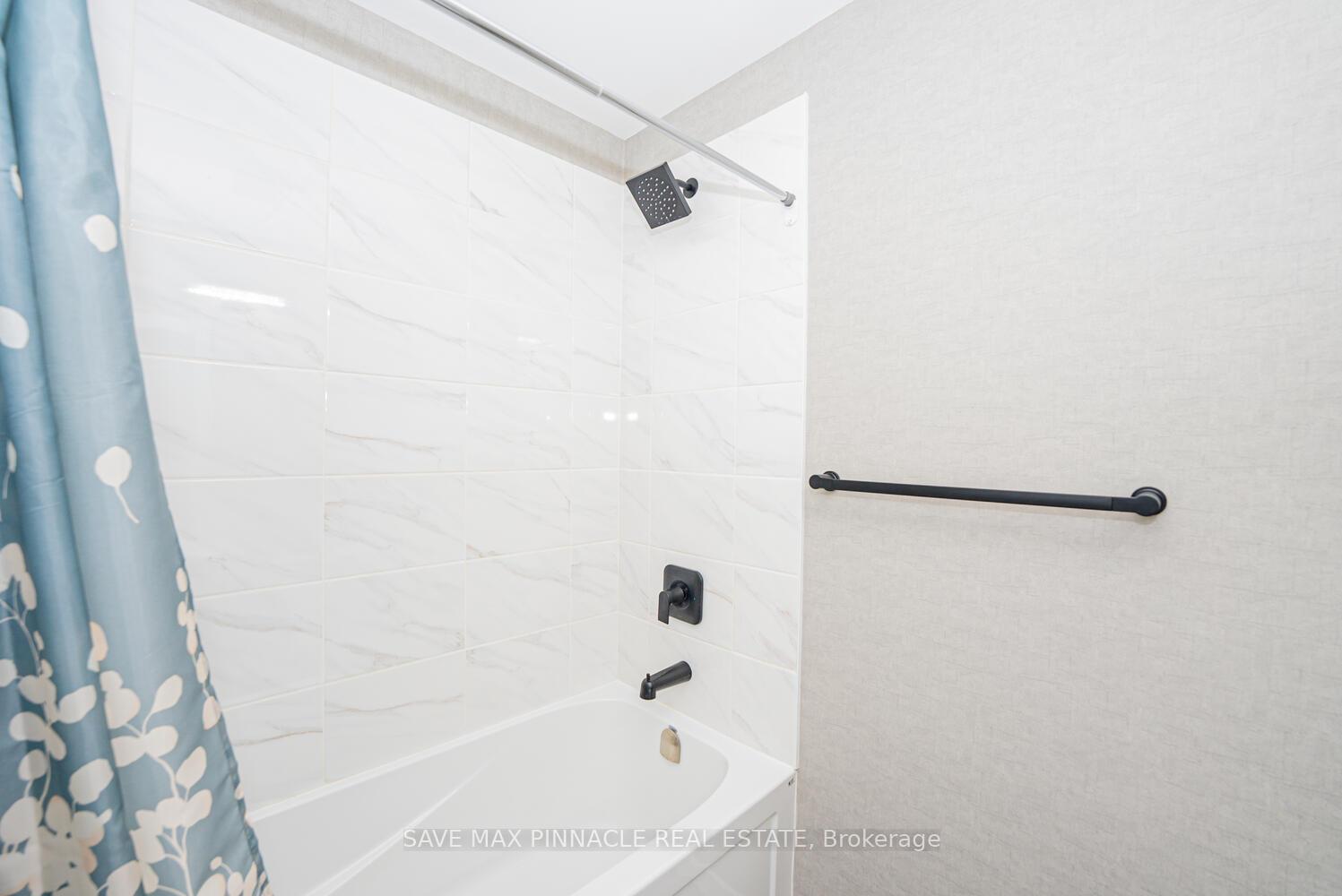 4 Bedrooms Condo at 2120 Rathburn,  Mississauga For sale