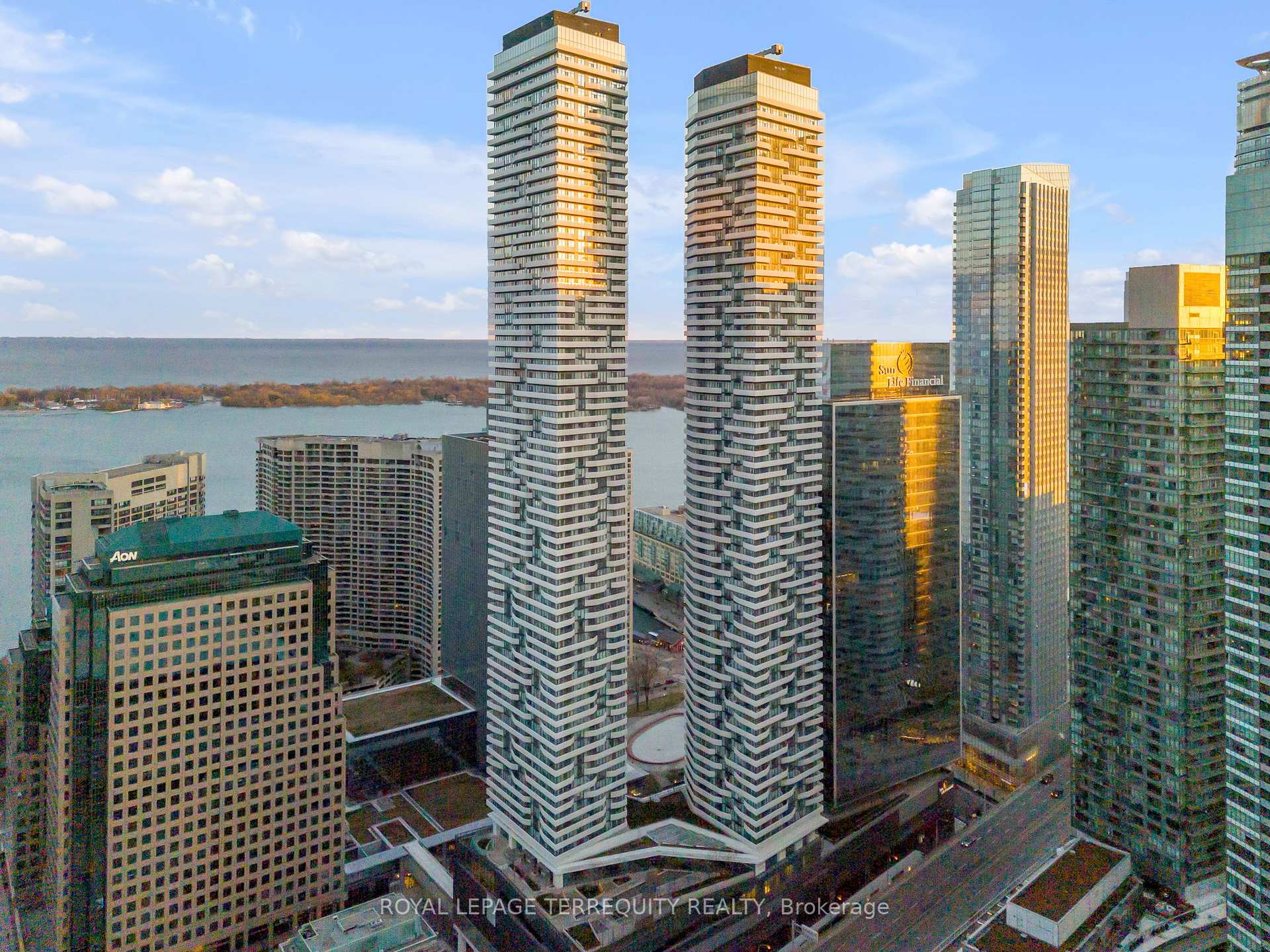 1 Bedroom Condo at 88 Harbour, Toronto For sale