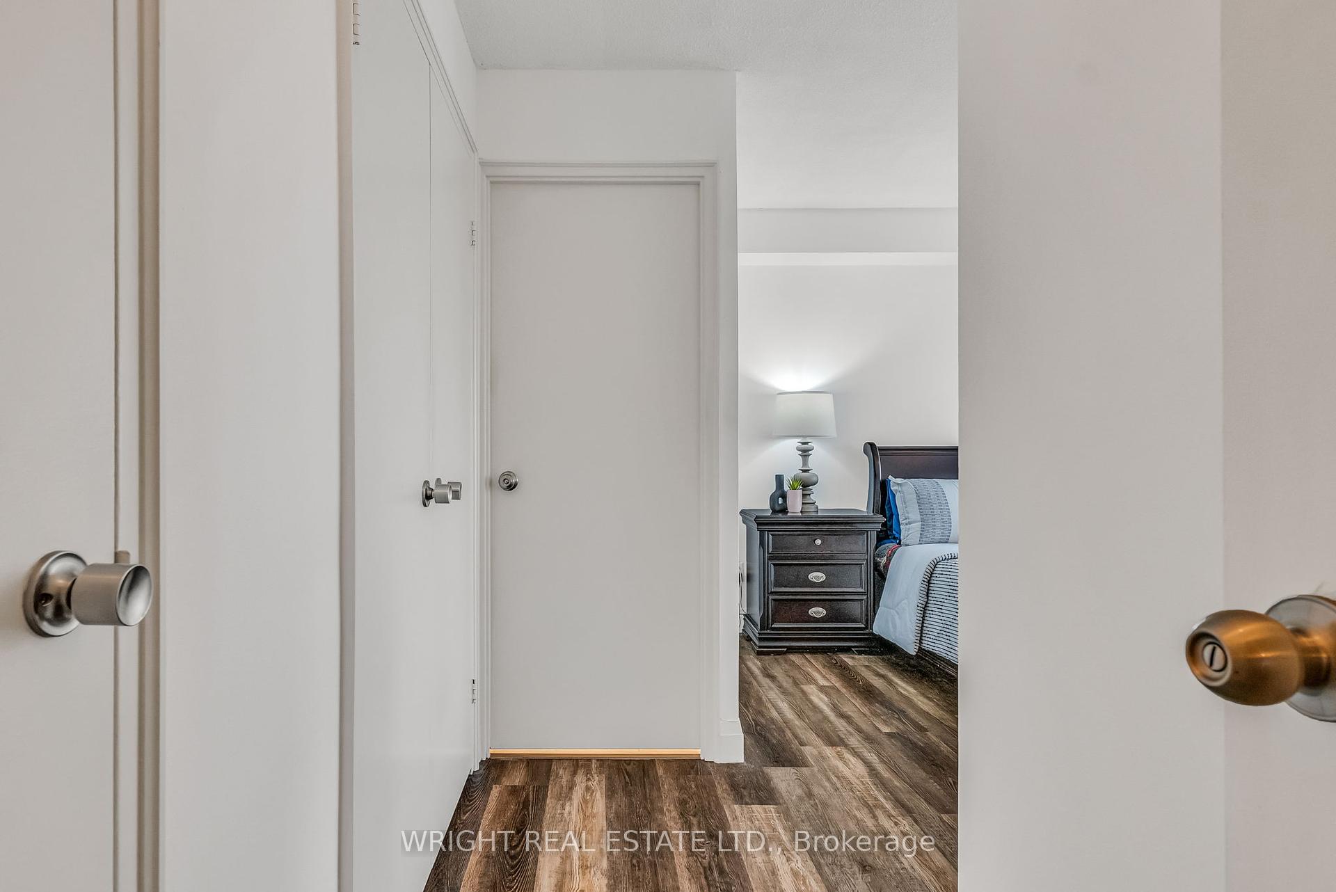 3 Bedrooms Condo at 1580 Mississauga Valley,  Mississauga For sale