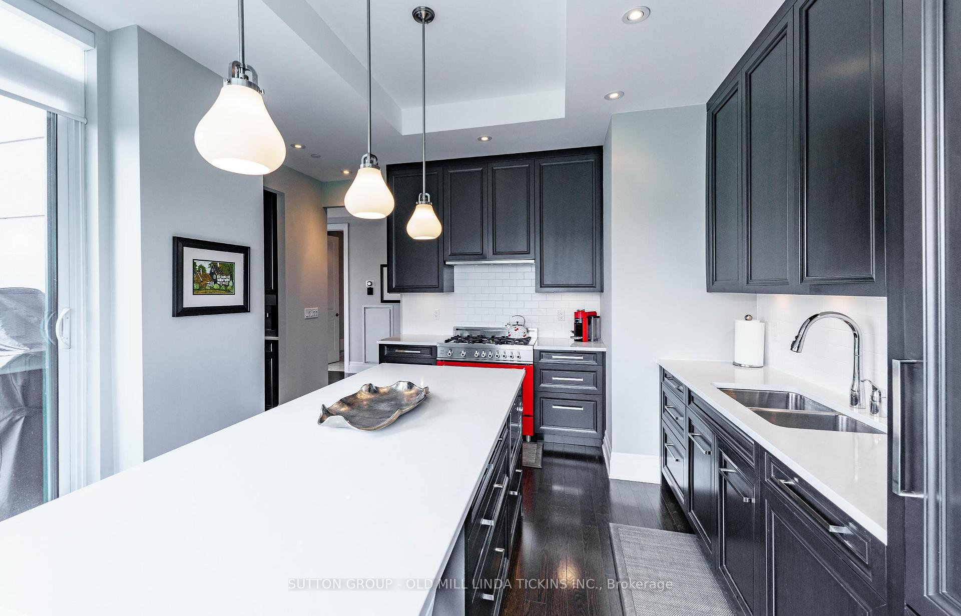 2 Bedrooms Condo at 30 Old Mill, Toronto For sale