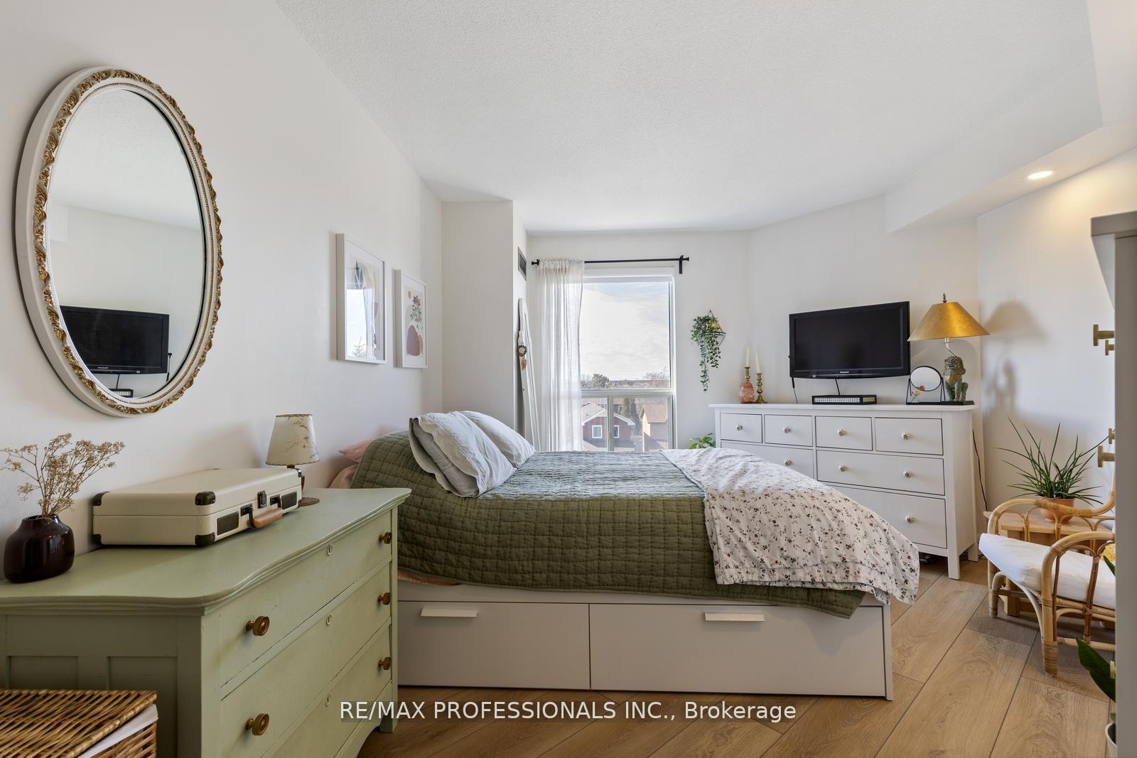 2 Bedrooms Condo at 1500 Grazia, Mississauga For sale