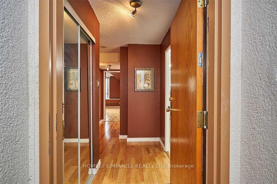 2 Bedrooms Condo at 41 Markbrook, Toronto For sale