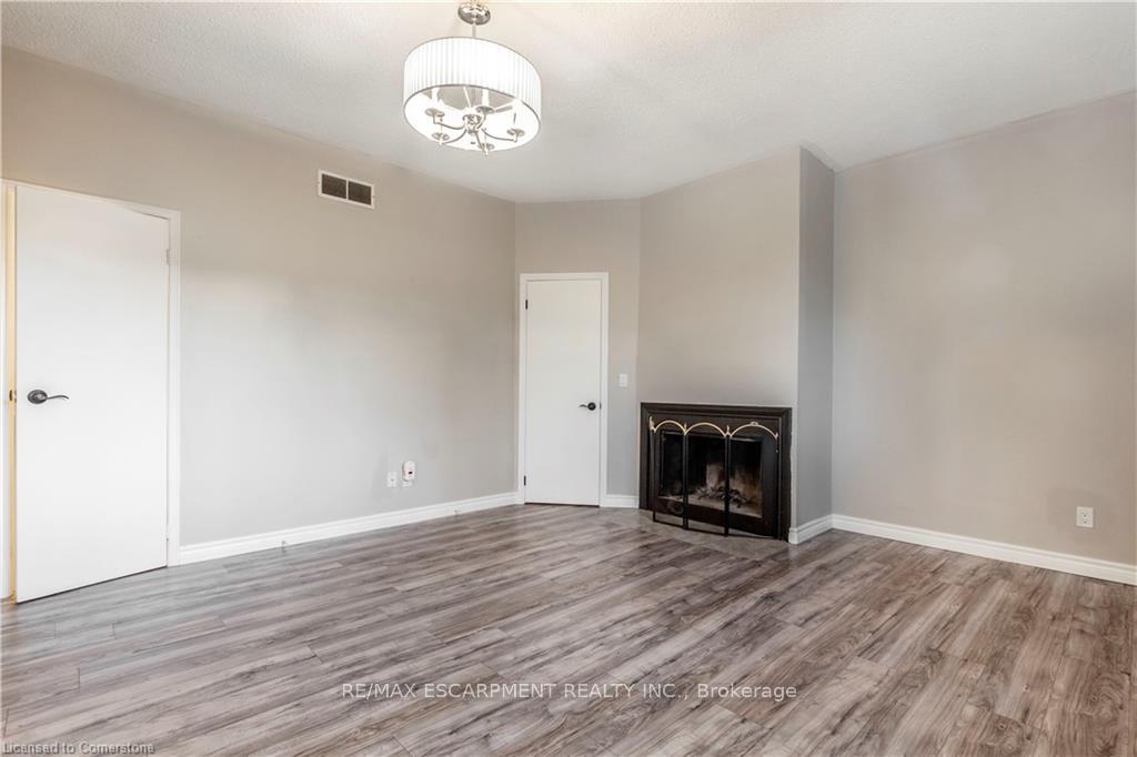 3 Bedrooms Condo at 4199 Longmoor, Burlington For sale