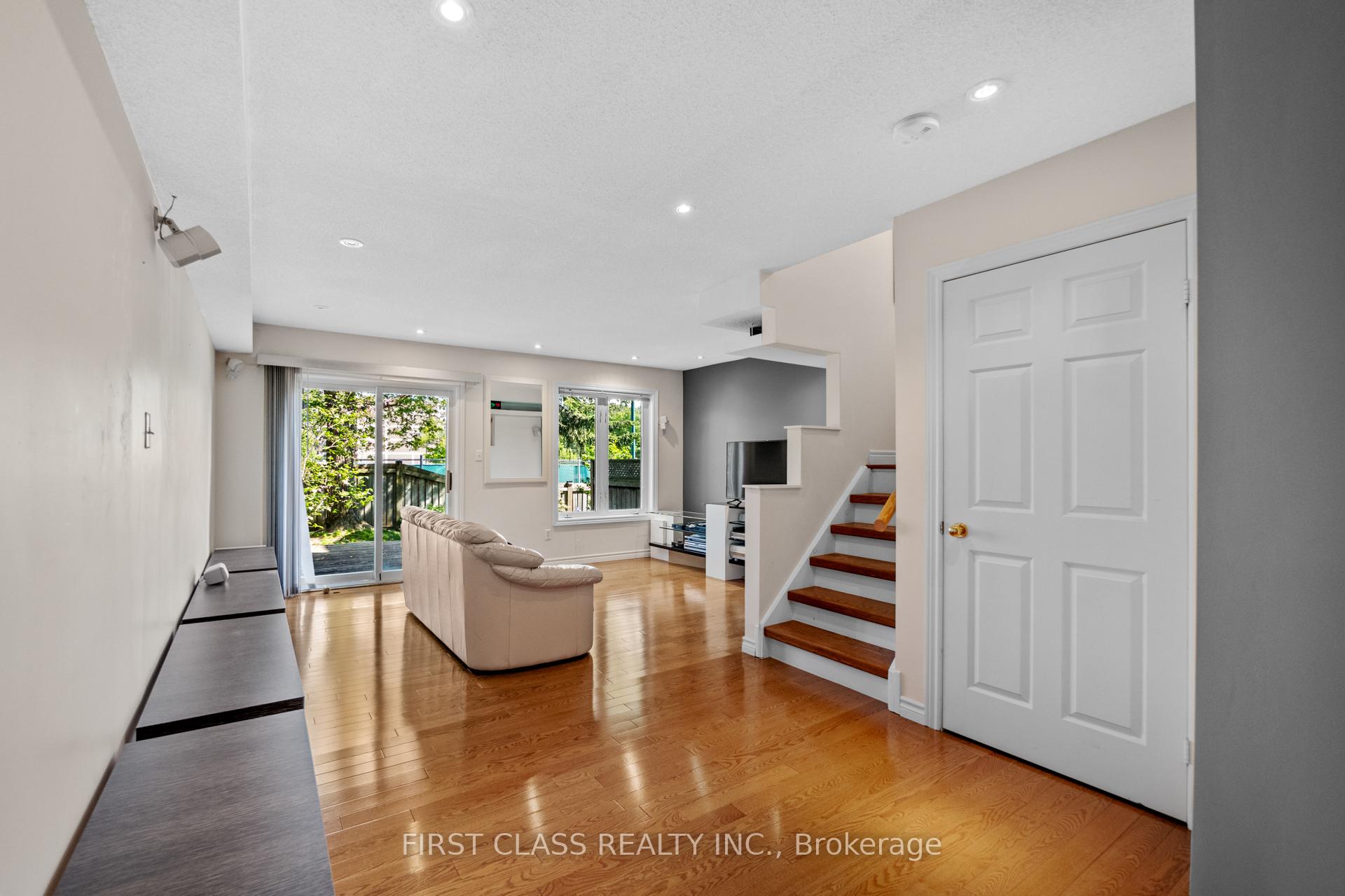 4 Bedrooms Condo at 10A Leaside Park, Toronto For sale