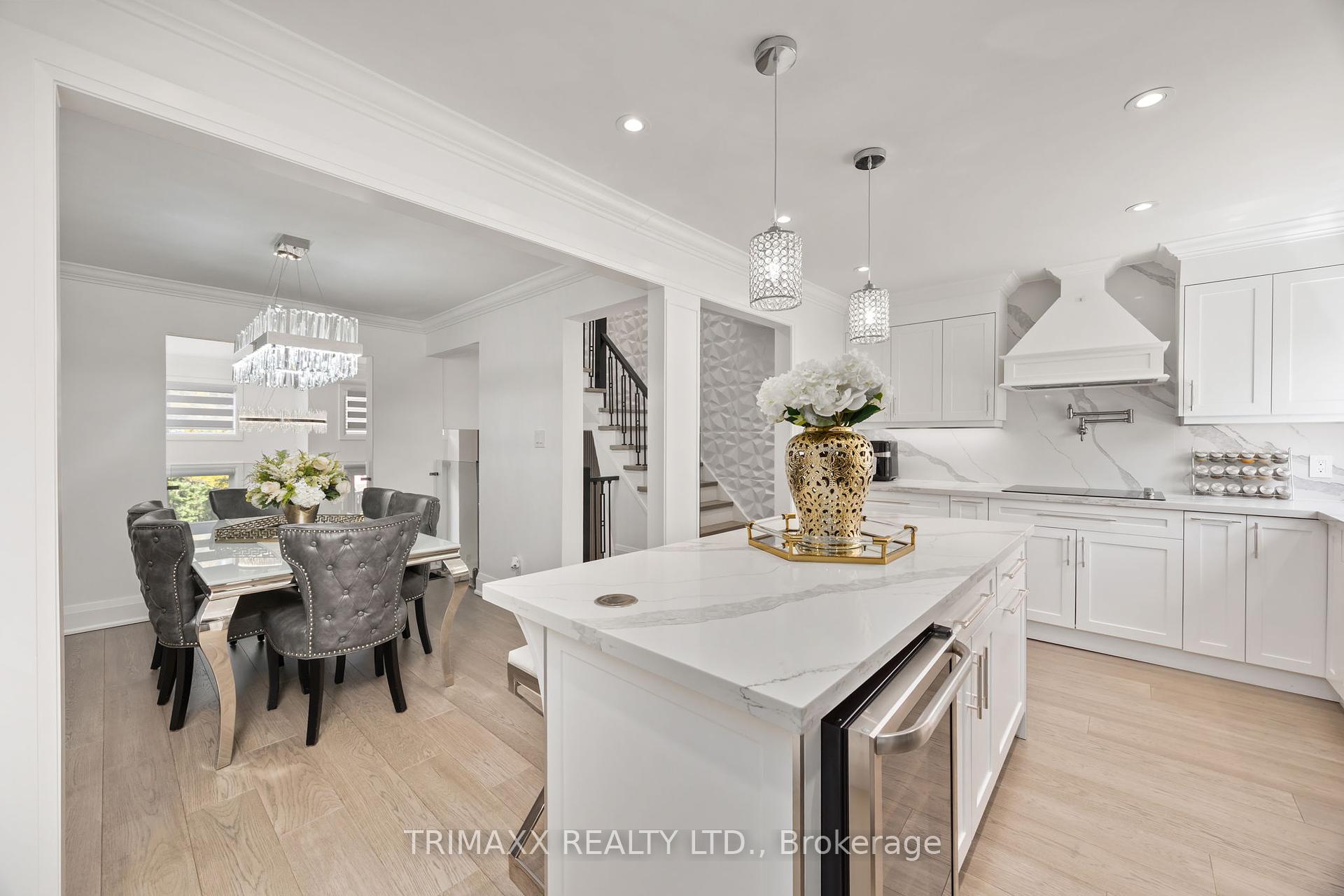 4 Bedrooms Condo at 4165 Fieldgate, Mississauga For sale