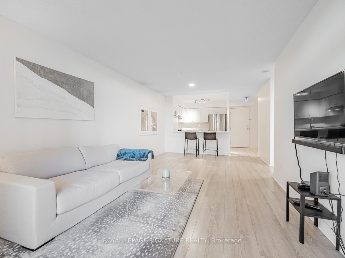2 Bedrooms Condo at 35 Kingsbridge Garden, Mississauga For sale
