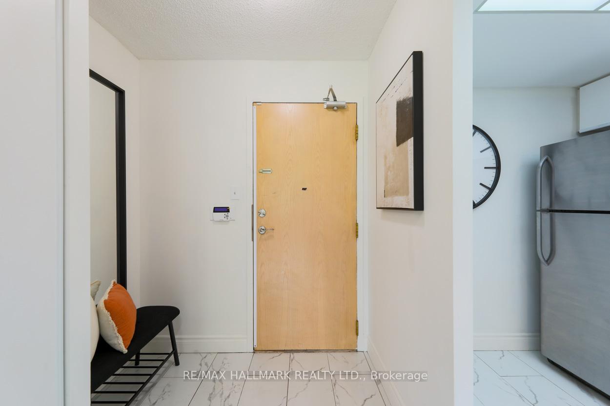 2 Bedrooms Condo at 1 Greystone Walk, Toronto For sale