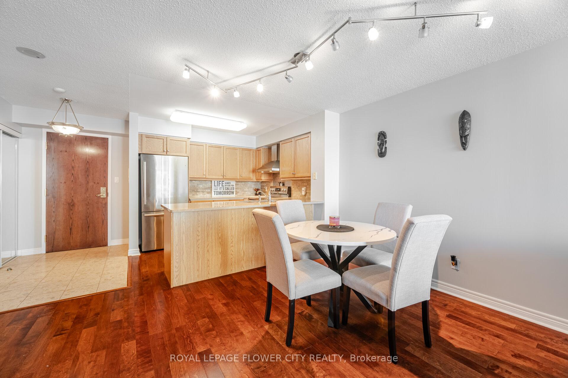 2 Bedrooms Condo at 156 Enfield, Mississauga For sale
