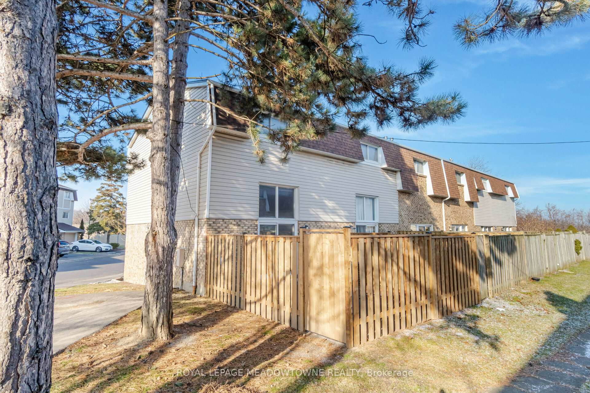 3 Bedrooms Condo at 11 Harrisford, Hamilton For sale