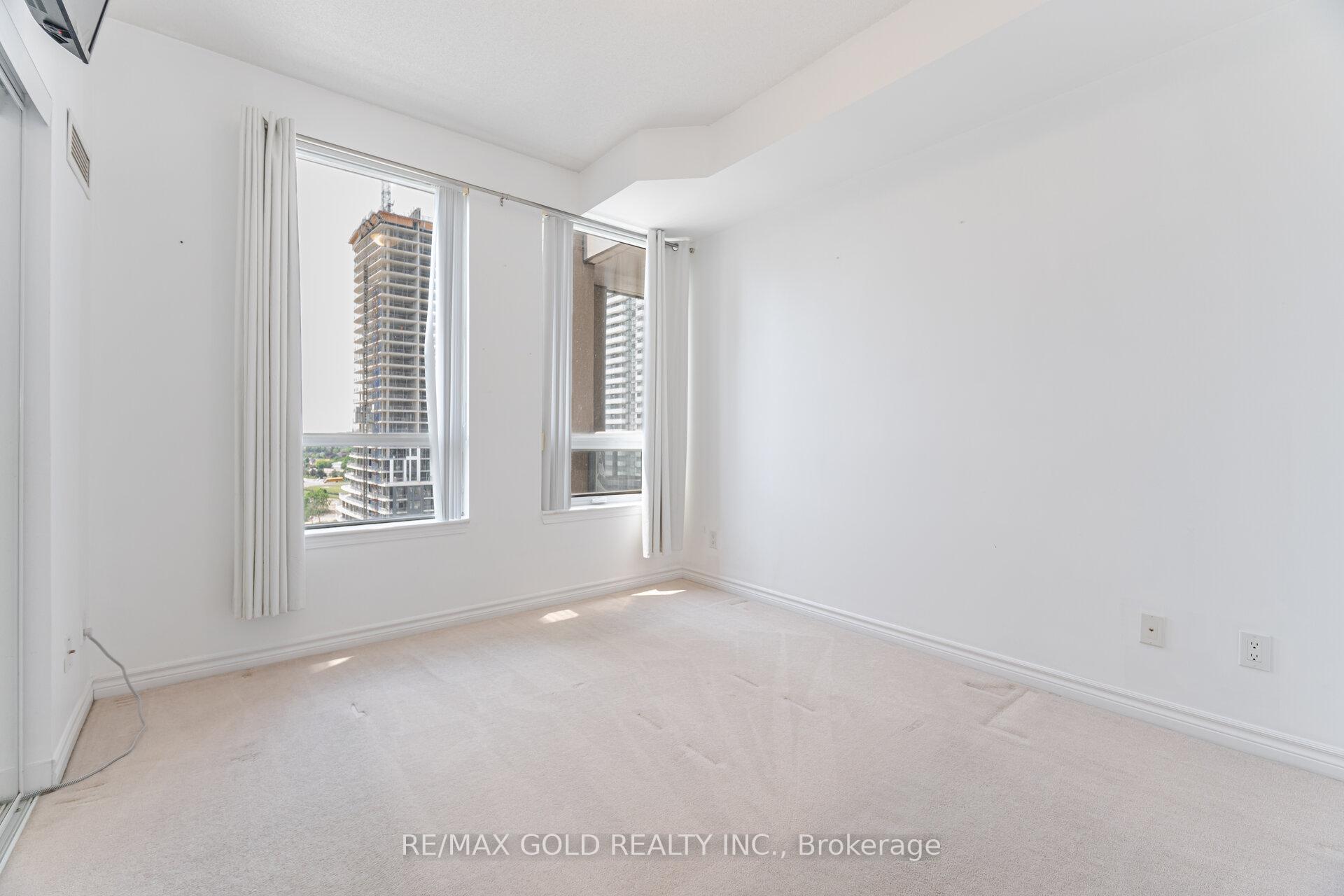 3 Bedrooms Condo at 388 Prince Of Wales, Mississauga For sale