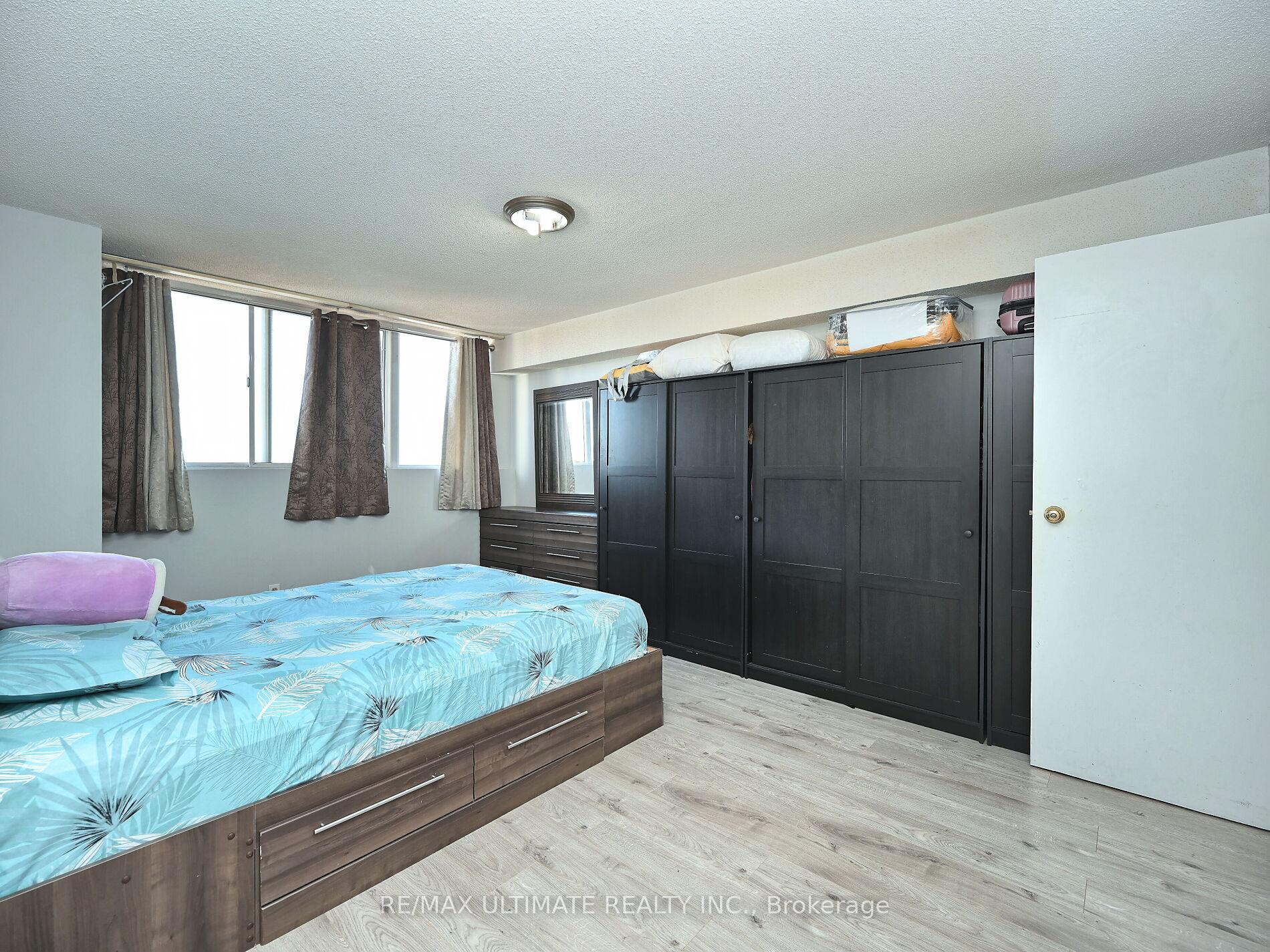 3 Bedrooms Condo at 3700 Kaneff, Mississauga For sale