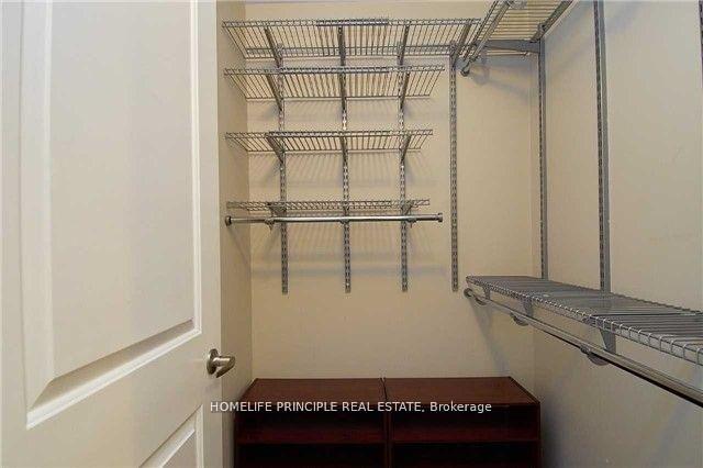 1 Bedroom Condo at 12 Woodstream, Vaughan For sale