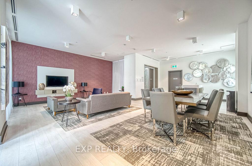 2 Bedrooms Condo at 68 Merton, Toronto For sale