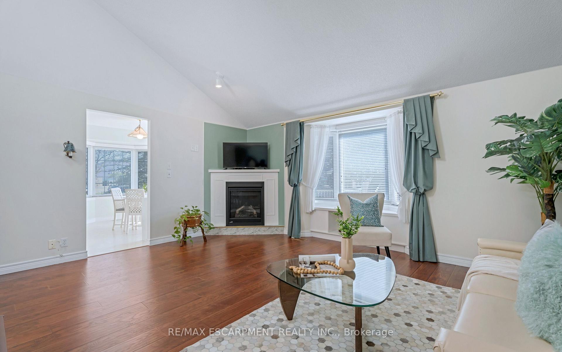 2 Bedrooms Condo at 810 Golf Links, Hamilton For sale