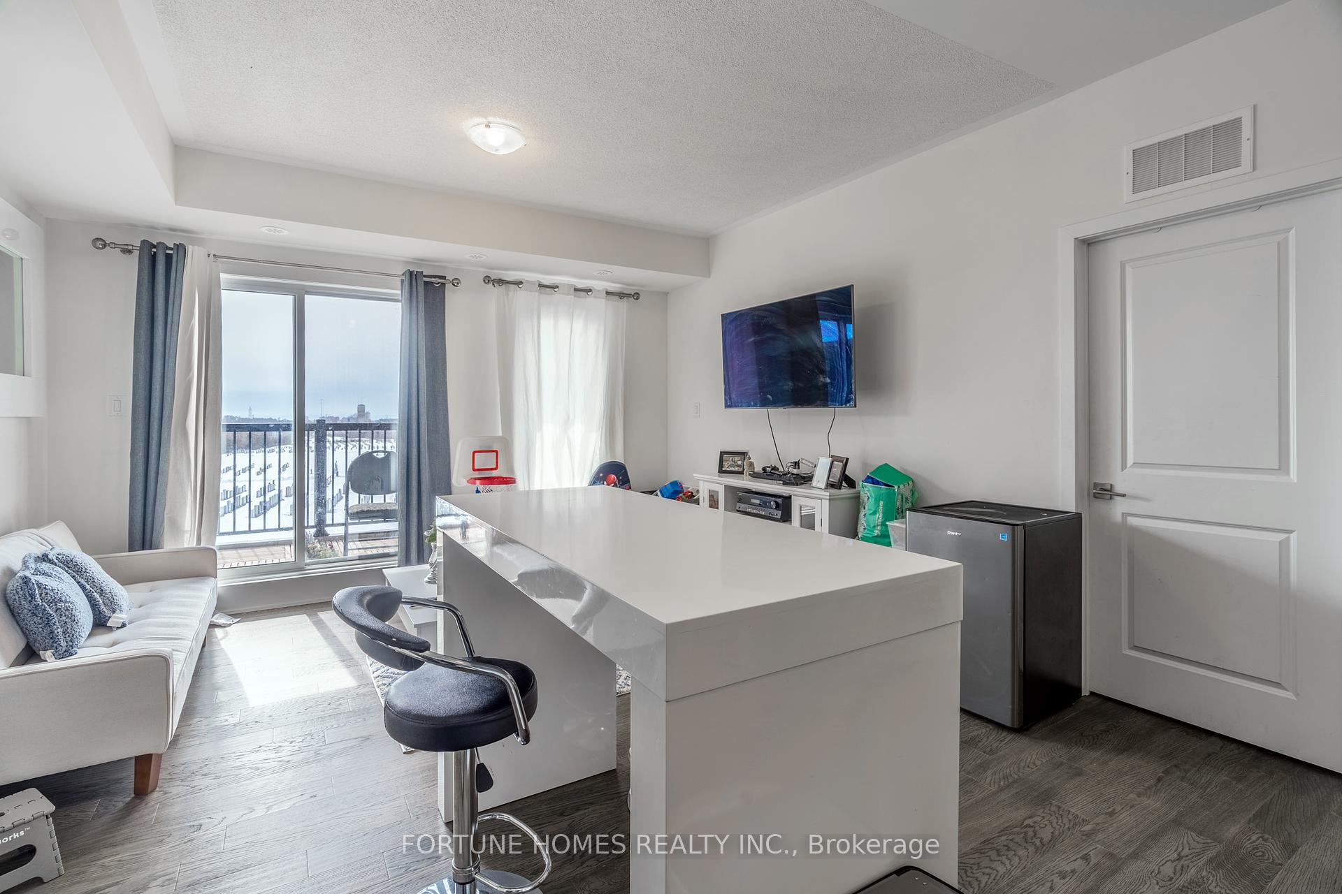 3 Bedrooms Condo at 39 John Perkins Bull, Toronto For sale