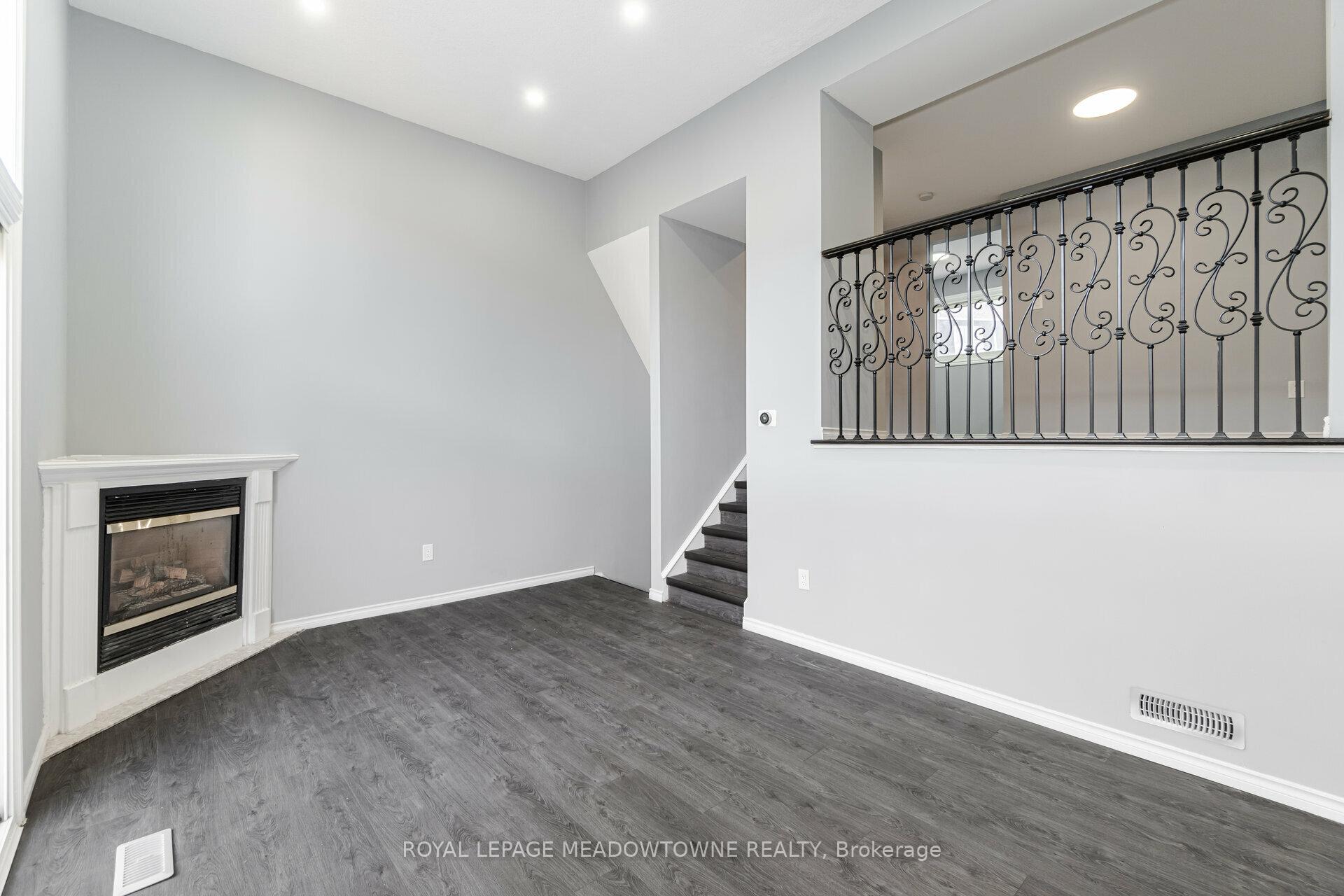 3 Bedrooms Condo at 11 Harrisford, Hamilton For sale