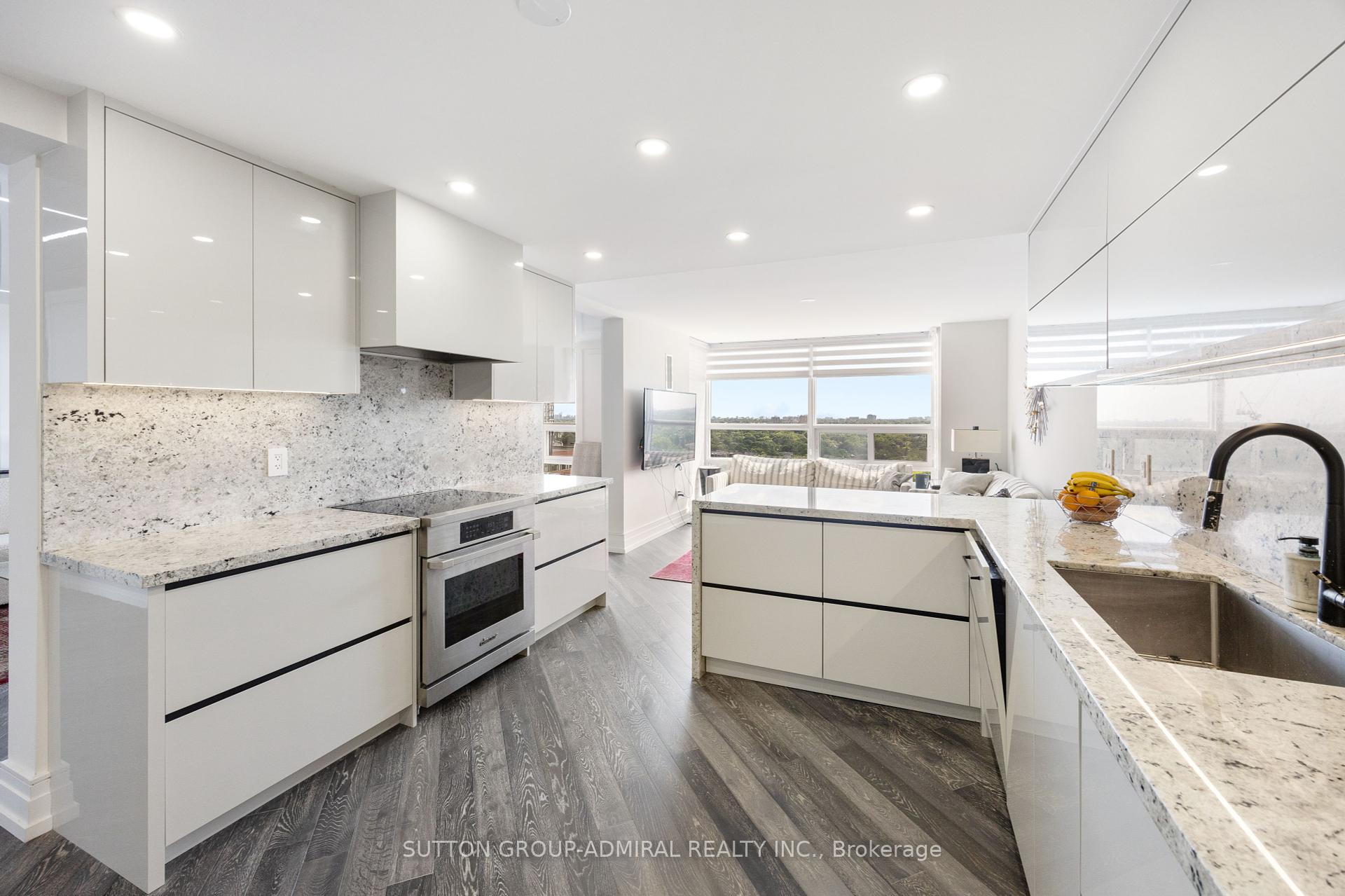 2 Bedrooms Condo at 131 Beecroft, Toronto For sale