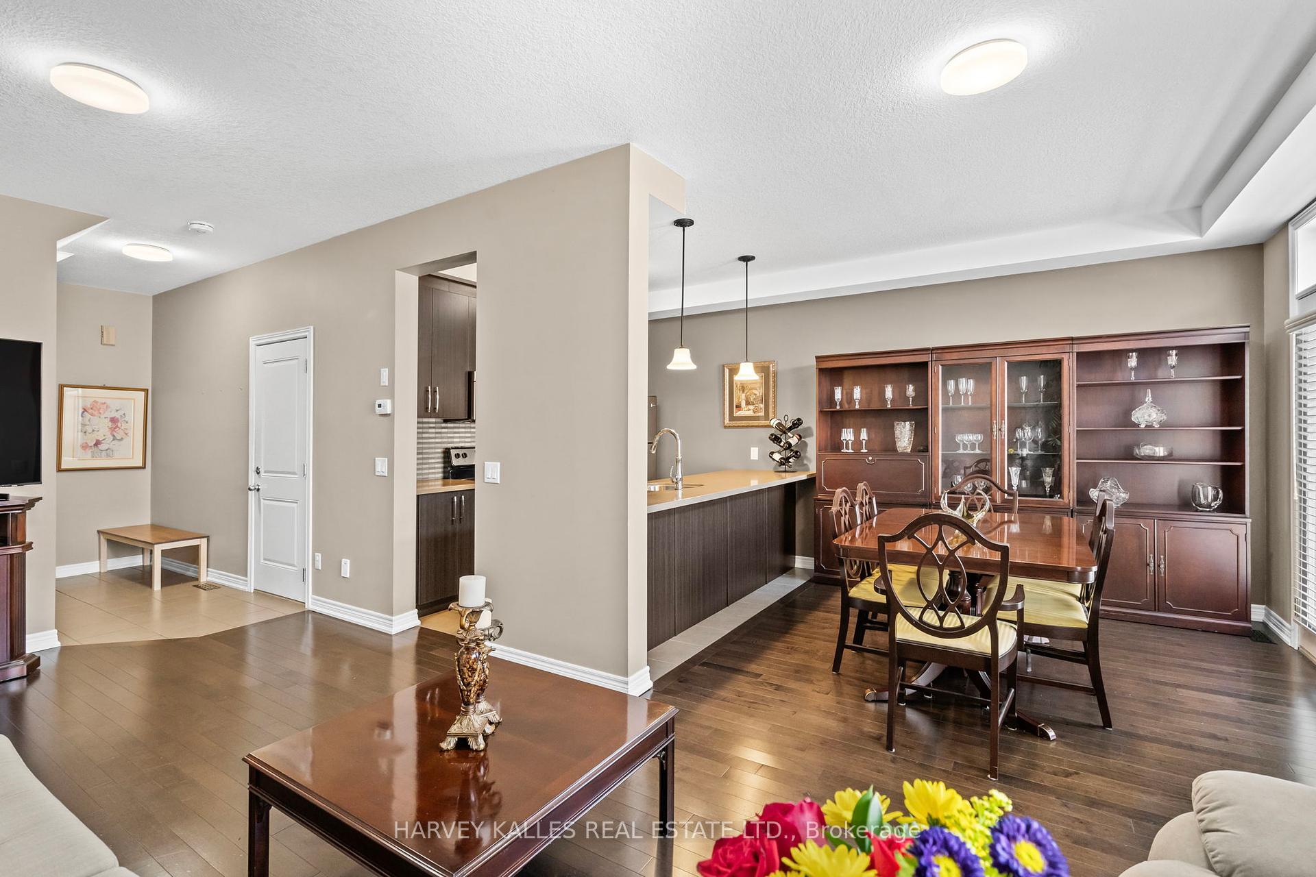 3 Bedrooms Condo at 3003 Glover, Burlington For sale