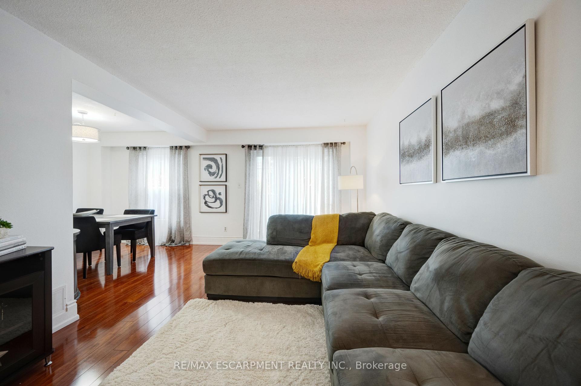4 Bedrooms Condo at 3430 Brandon Gate, Mississauga For sale