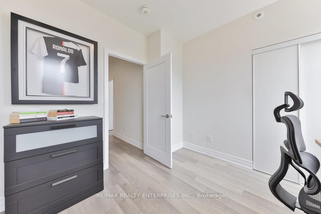 2 Bedrooms Condo at 657 Cricklewood, Mississauga For sale
