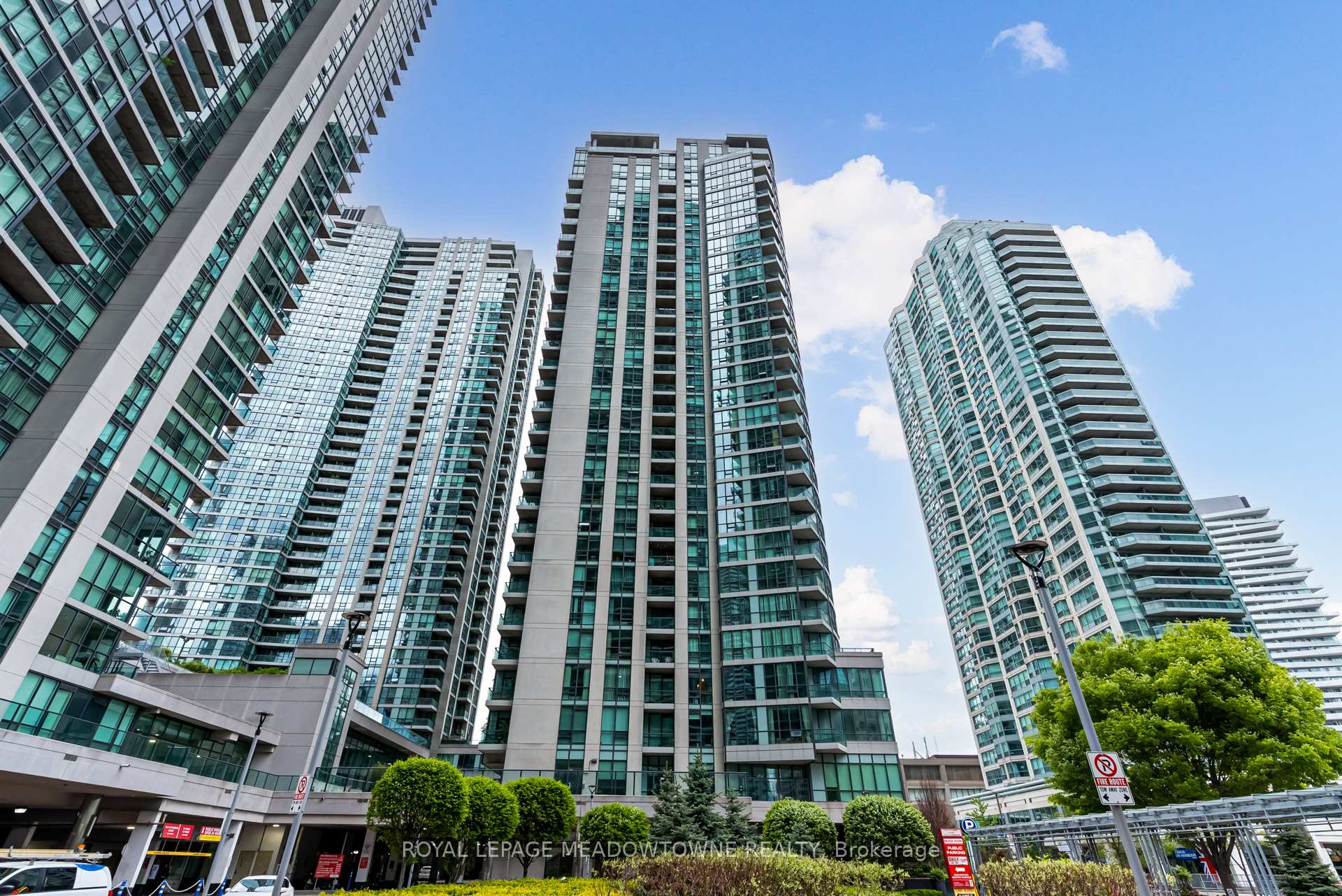 2 Bedrooms Condo at 12 Yonge, Toronto For sale